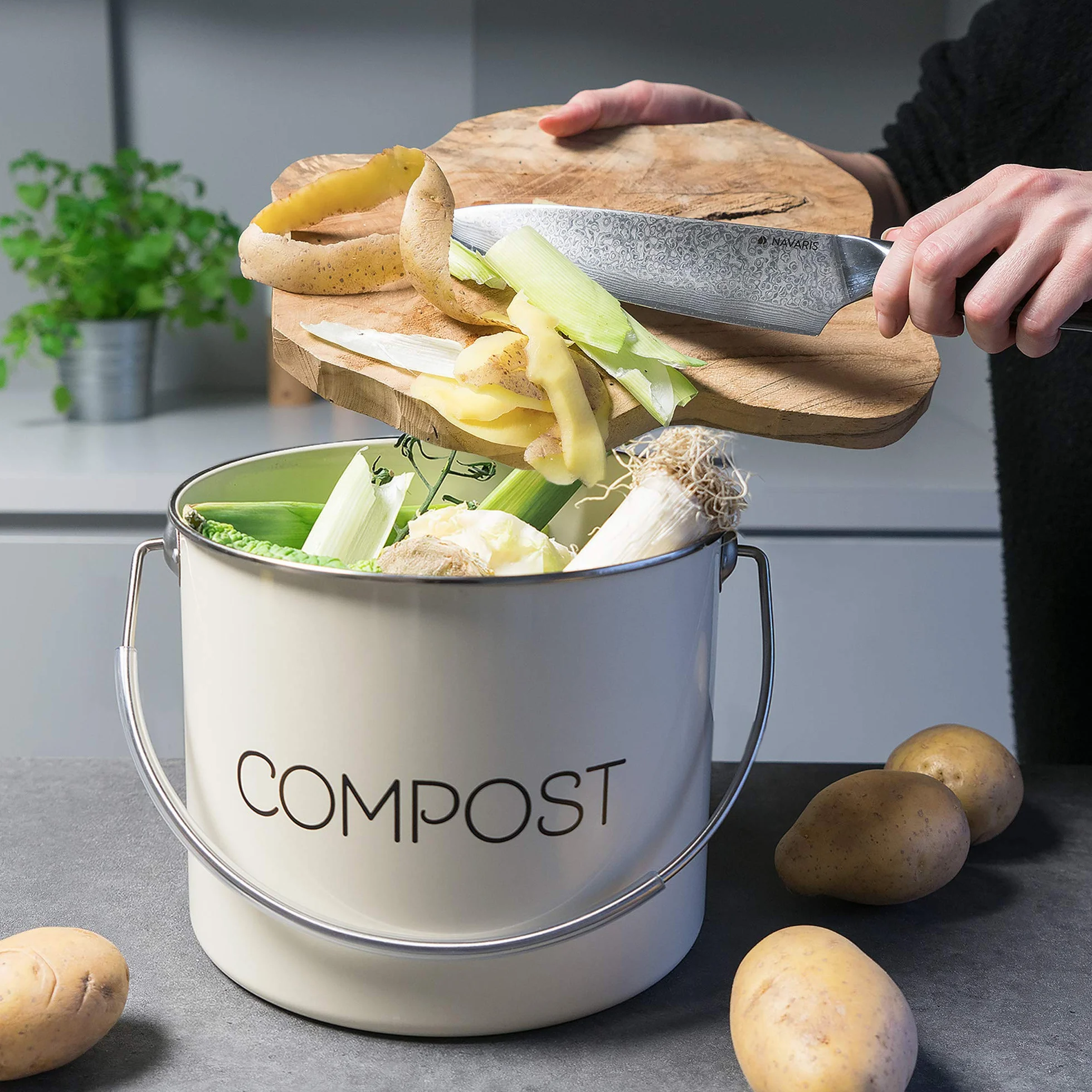 Navaris Kosz na kompost na odpady organiczne – 5 l wiadro na odpady organiczne – pojemnik na odpady organiczne z uchwytem obrotowym – w zestawie 3 filtry węglowe – kremowy