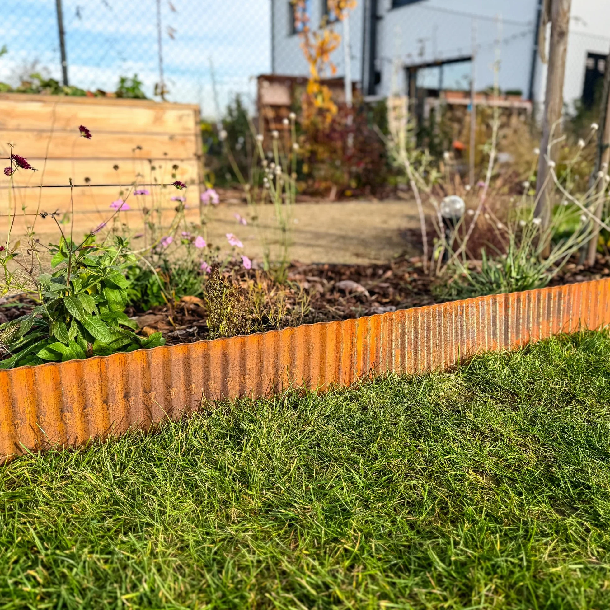 UNIGARDIA Obrzeże Trawnikowe z Corten Stali 12 m – Metalowe Obrzeże Rabat, Wysokość 15 cm – Łatwy Montaż – Elastyczne Obrzeże Rabat z Rdzą, 1 Para Rękawic Montażowych w Zestawie.