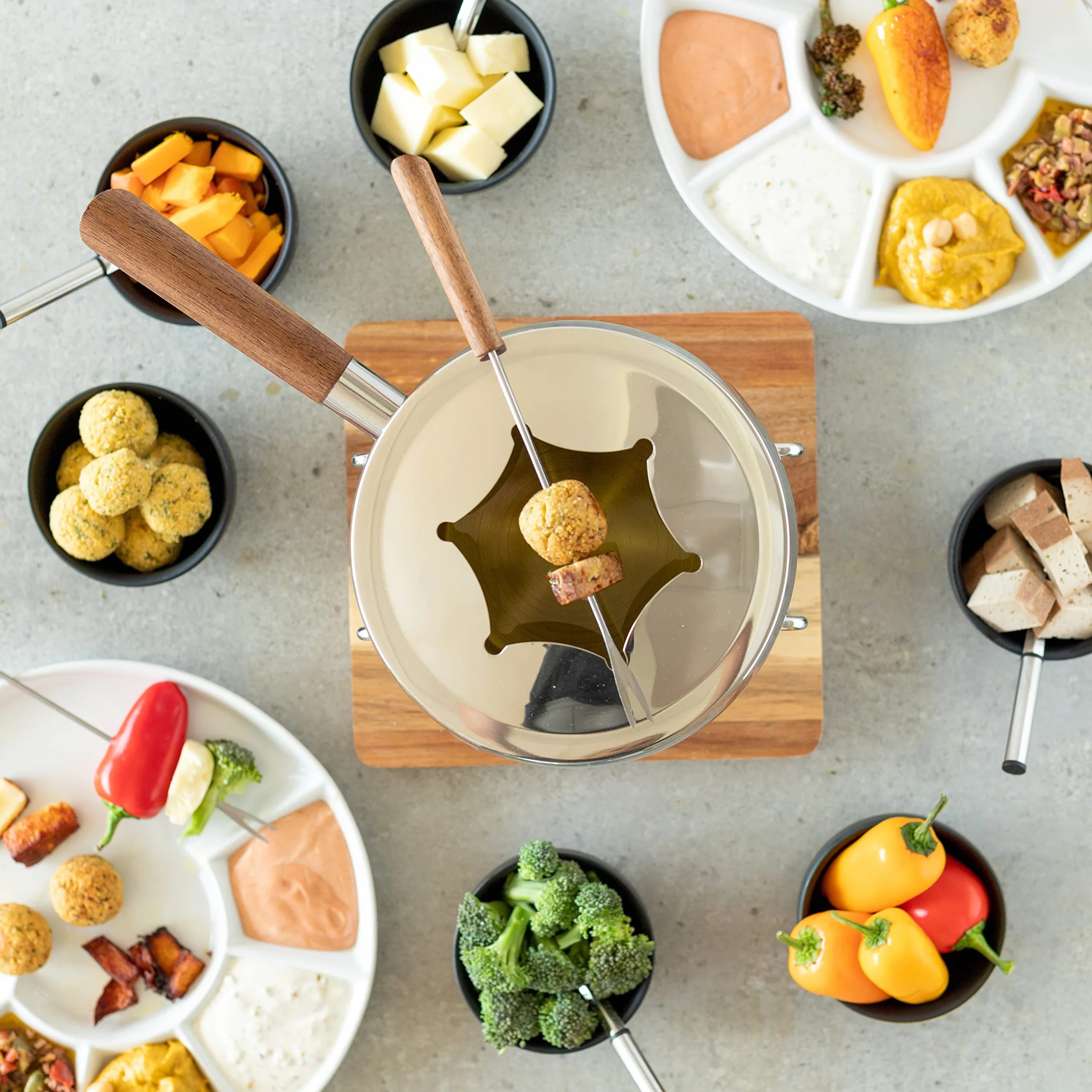 MÄSER 931895, zestaw do fondue dla 6 osób o nowoczesnym rustykalnym wzornictwie, idealny do fondue mięsnego, 10-częściowy zestaw do fondue wraz z widelcami do fondue i palnikiem do fondue, srebrny