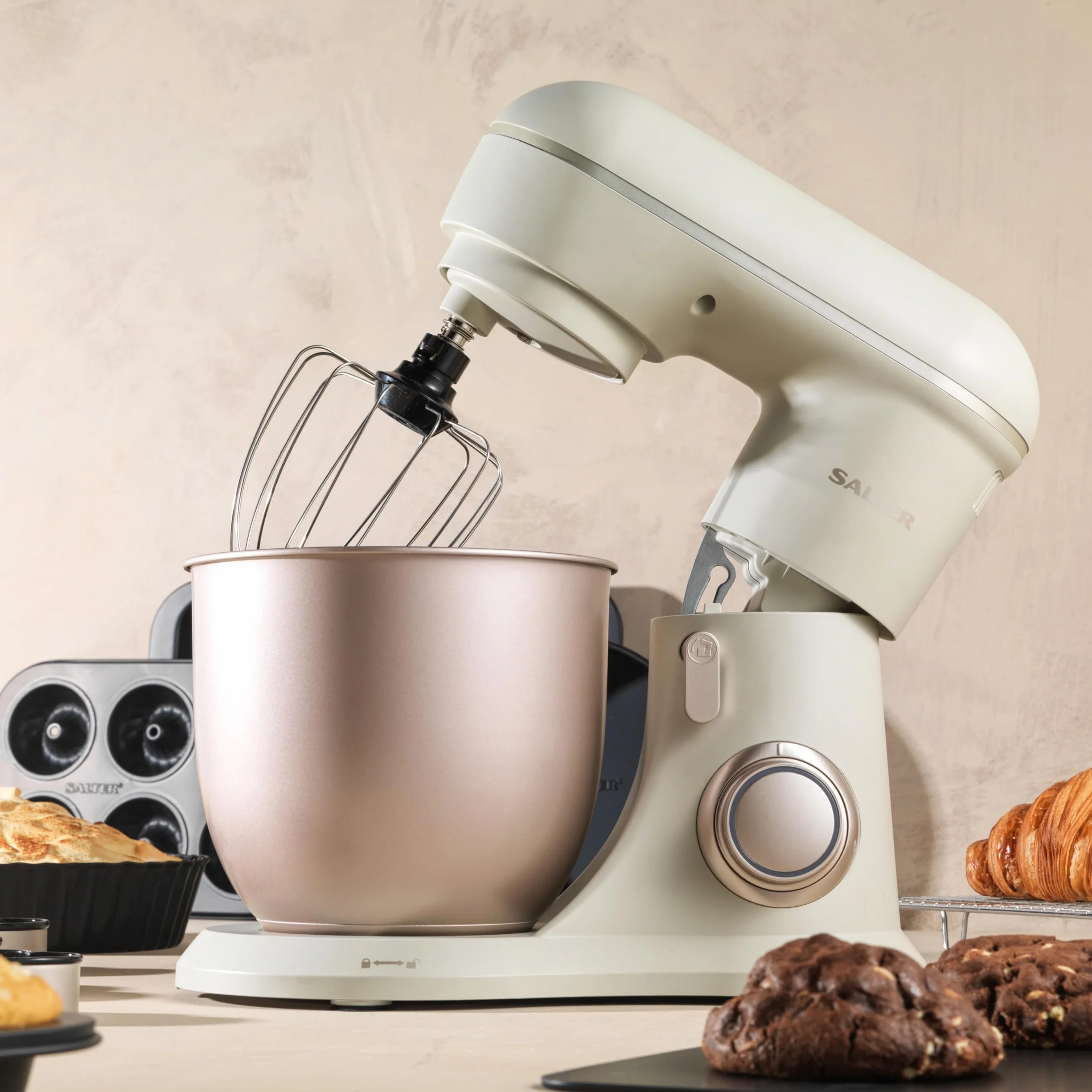 Salter Bakes Stand Mixer – Electric Baking Whisk, 10 Speeds with Pulse Setting, 4 Litre Mixing Bowl, Planetary Mixing Action, Splash Guard, Whisk, Dough Hook, and Beater Attachments, 1300W