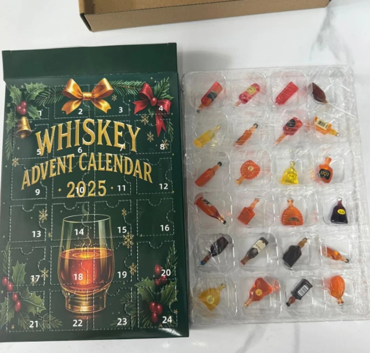 Kalendarz adwentowy z whiskey 2025, Kalendarze adwentowe dla miłośników piwa i whiskey, 24 luksusowe wisiorki z whiskey/piwem, 24 dni bez powtórek, Przez świat whiskey/piwa (Zielony-A)