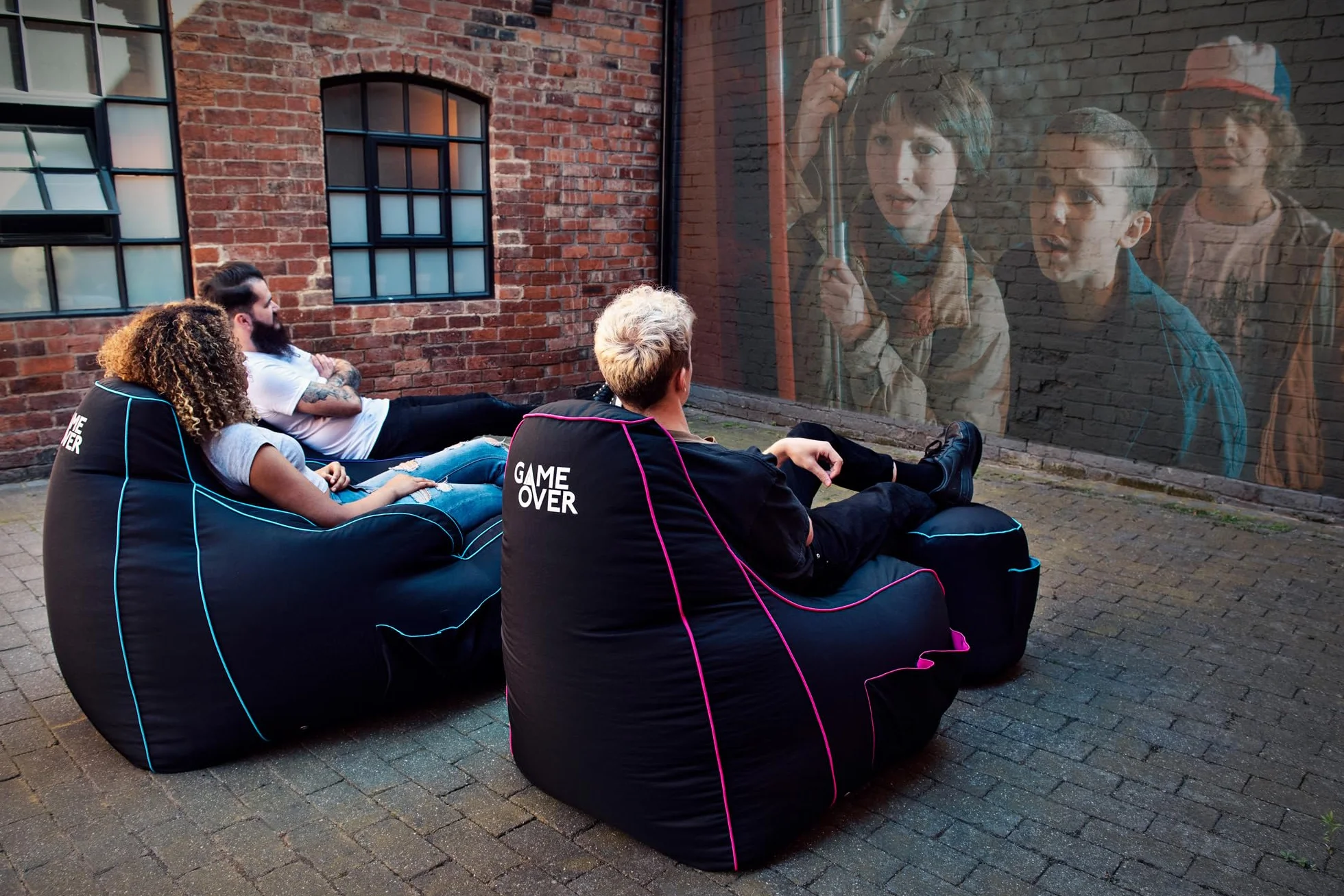 Game Over Fire Rune Fotel do gier wideo, do salonu, boczne kieszenie na kontrolery, uchwyt na słuchawki | ergonomiczna konstrukcja dla dedykowanego gracza