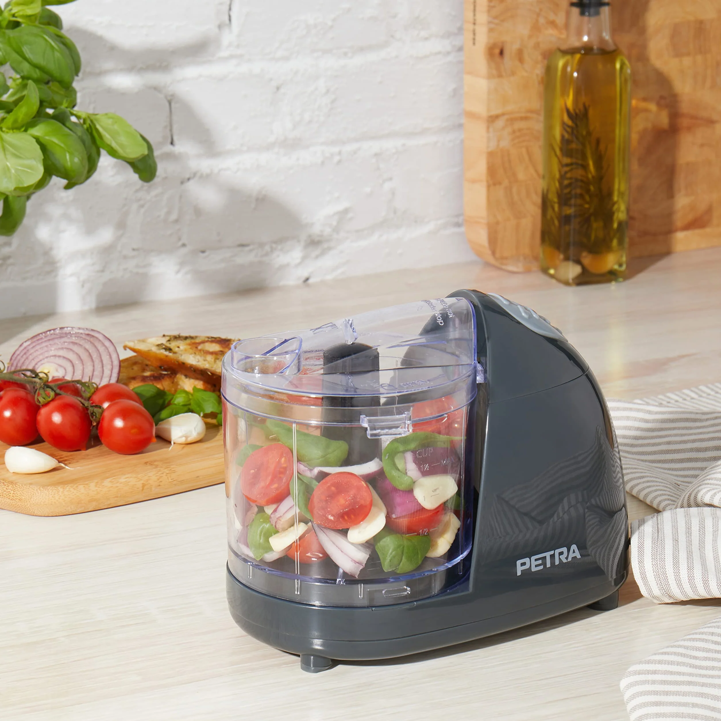 Petra PT2182HEVDEEU10 Minirozdrabniacz Pro, odlaczane ostrze ze stali nierdz., 350 ml, przezroczysta misa, obsluga jednym przyciskiem, latwe czyszczenie, siekanie orzechów, owoców i warzyw, 150 W