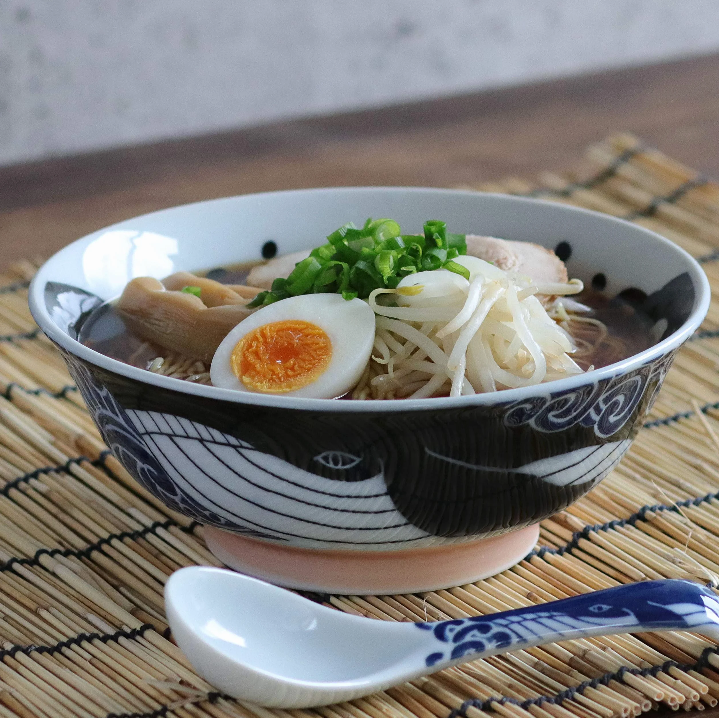 Japońska miska Ramen, ceramika Mino-Yaki, duży rozmiar 20,7 cm 1,1 l, wyprodukowana w Japonii, wieloryb czarno-biały 797678
