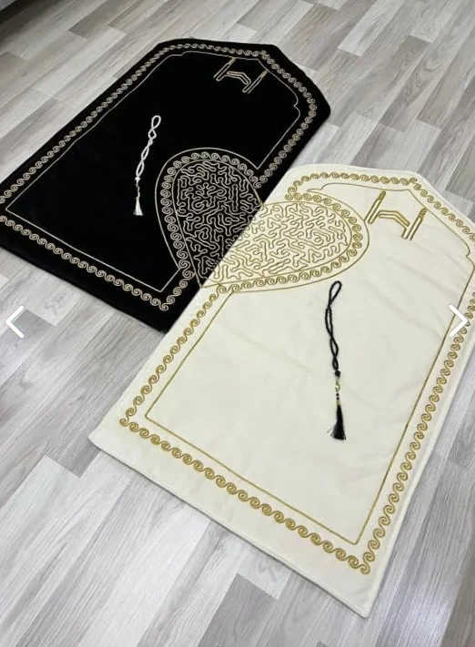 Muzułmański dywanik modlitewny dla par, zestaw mat modlitewnych dla kobiet i mężczyzn, wzór w serce, miękkie, koraliki modlitewne, islamskie prezenty na Ramadan Eid walentynki, dwa sztuki (czarny -