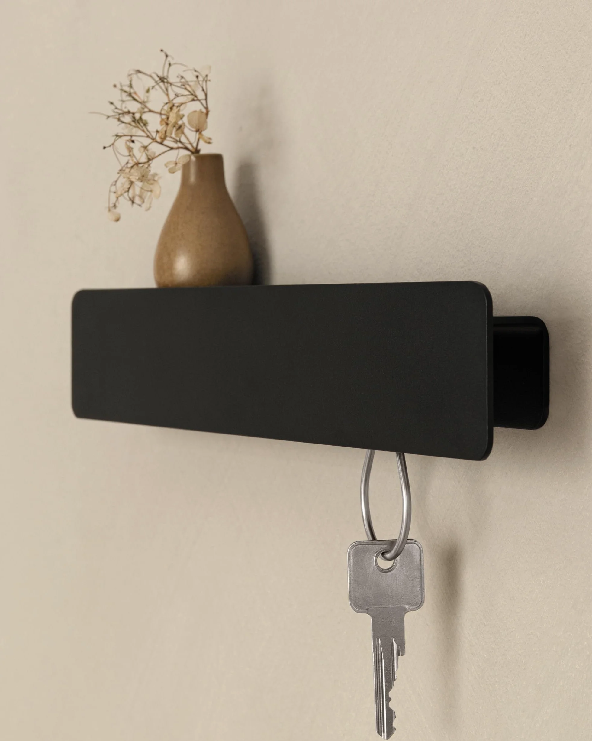Kazai. Tablica na klucze 'Kian' | Minimalistyczny design haka z Berlina | Nowoczesny metalowy uchwyt z półką | Regał jako mebel do przedpokoju na ścianę | Czarny