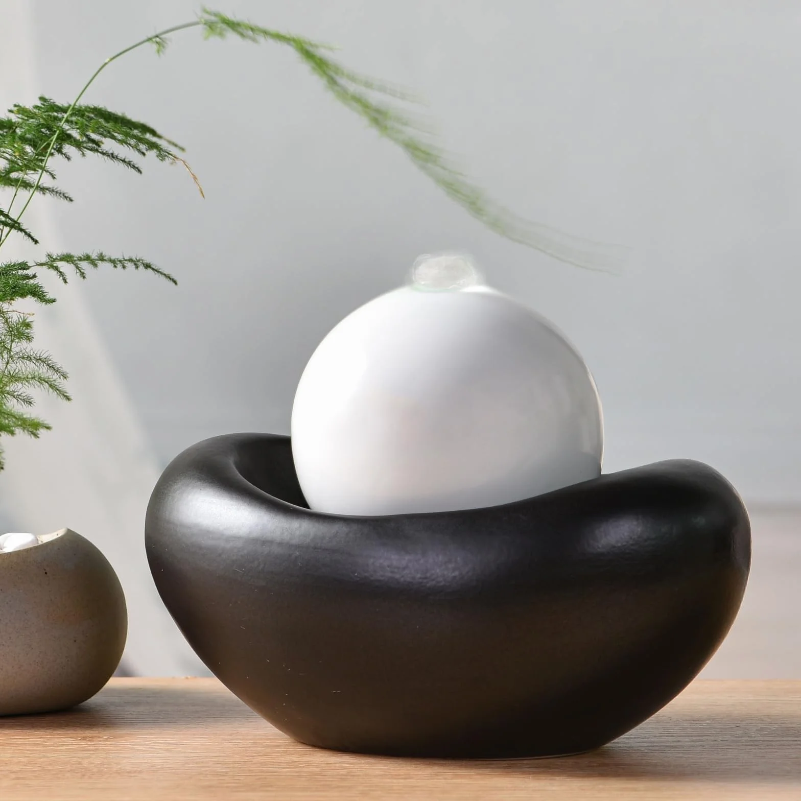 Fontanna do wnętrz ceramiczna współczesny styl kolorowe światło, cicha pompa, dekoracja medytacyjna, dekoracyjna fontanna stołowa, pomysł na prezent premium, wys. 19 x 15 x 21 cm - Beye Zen'Light