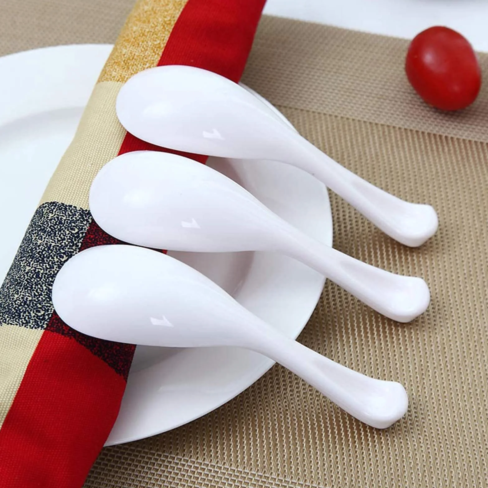 Japońskie łyżki do ramen melaminowe 16,5 cm z długim uchwytem i haczykiem, okrągłe dno, zestaw 6 sztuk (biały+czarny)