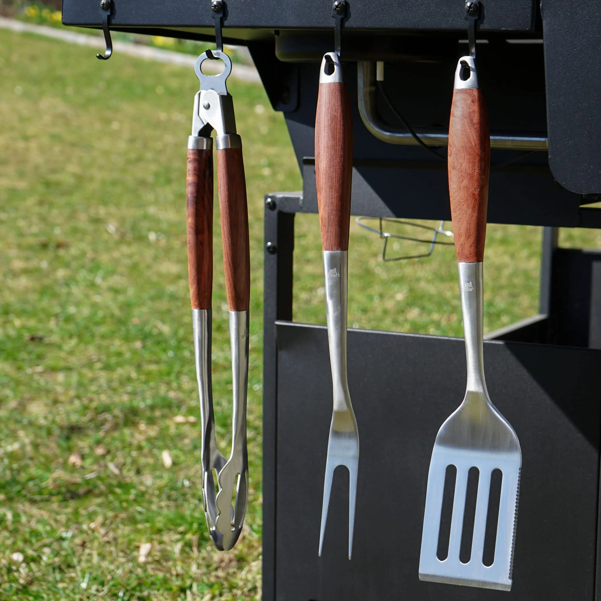 grillart Wysokiej jakości zestaw sztućców do grilla, 3-częściowy, z wysokiej jakości stali nierdzewnej i szlachetnymi drewnianymi uchwytami – szczypce, łopatka do grilla i widelec do grilla z bardzo