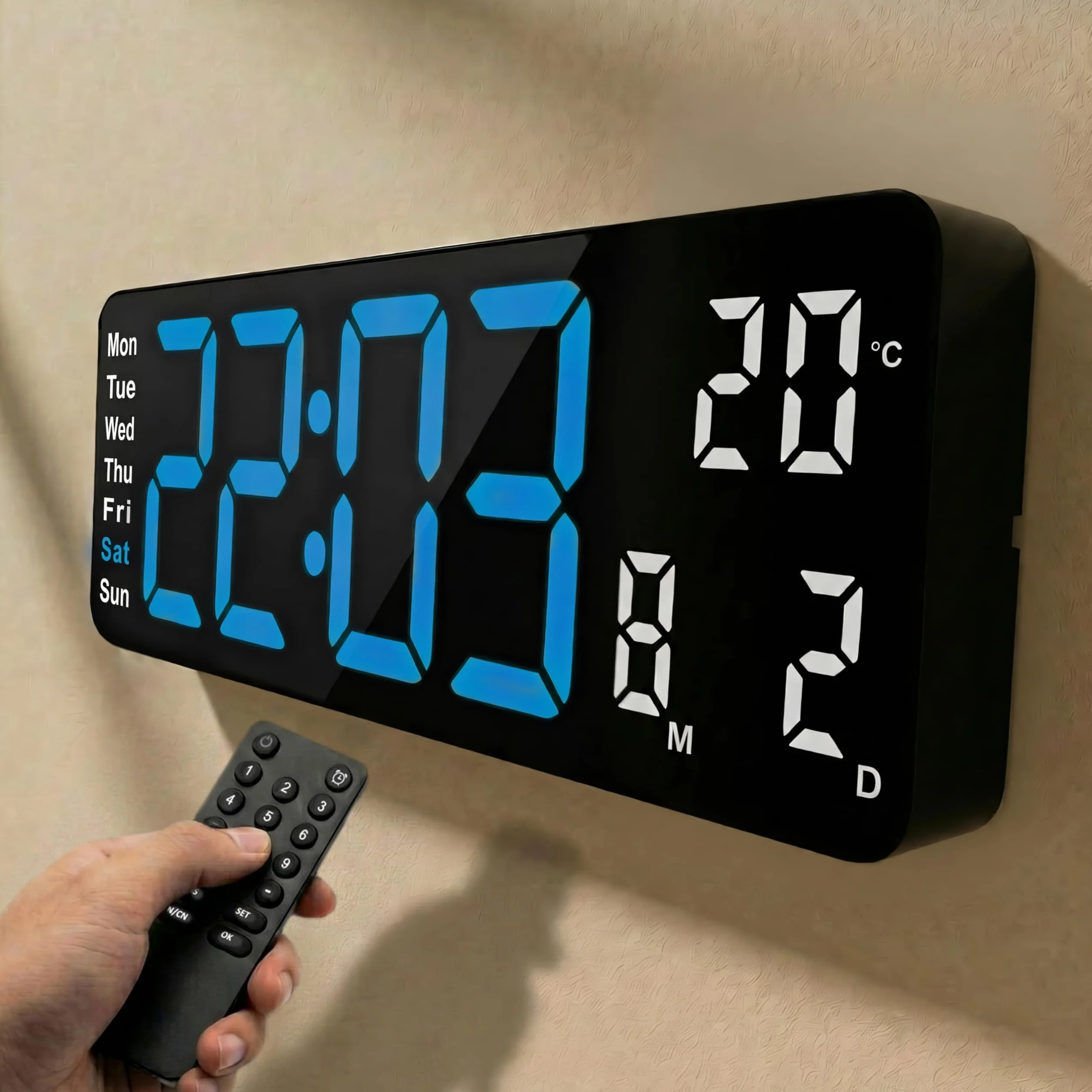 Opis Zegar 1 XL 32 cm – cyfrowy zegar ścienny w kolorze niebieskim z pilotem zdalnego sterowania, wskaźnik temperatury, data, dzień tygodnia, stoper, 2 budziki, odliczanie i wiele innych
