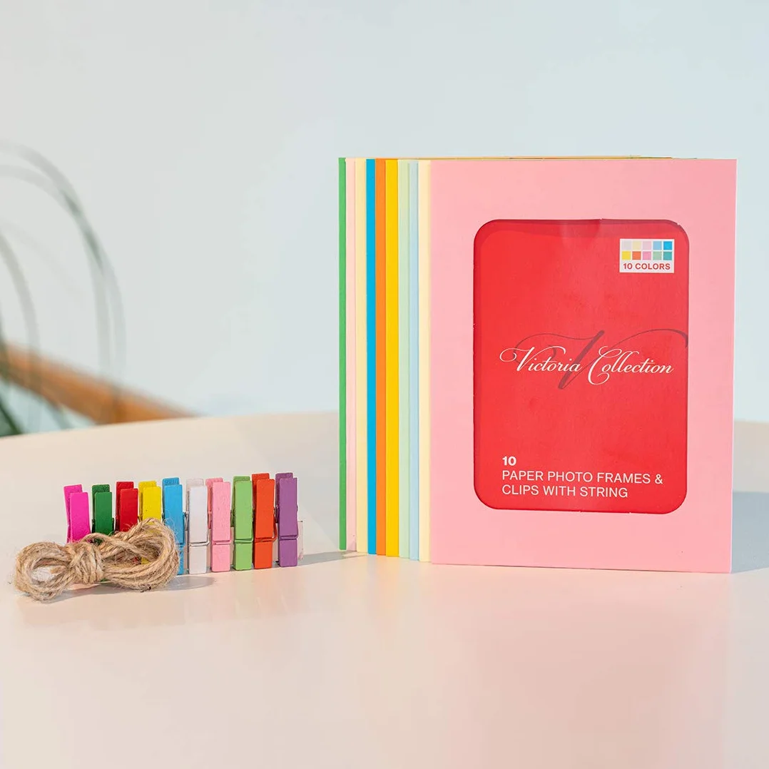 Zestaw wiszących papierowych ramek na zdjęcia – zawiera 10 ramek na zdjęcia w różnych kolorach do zdjęć 6 x 4 (10 x 15 cm) z drewnianymi klipsami i sznurkami, łatwa w użyciu dekoracja pokoju DYI, idealna na urodziny i ślub