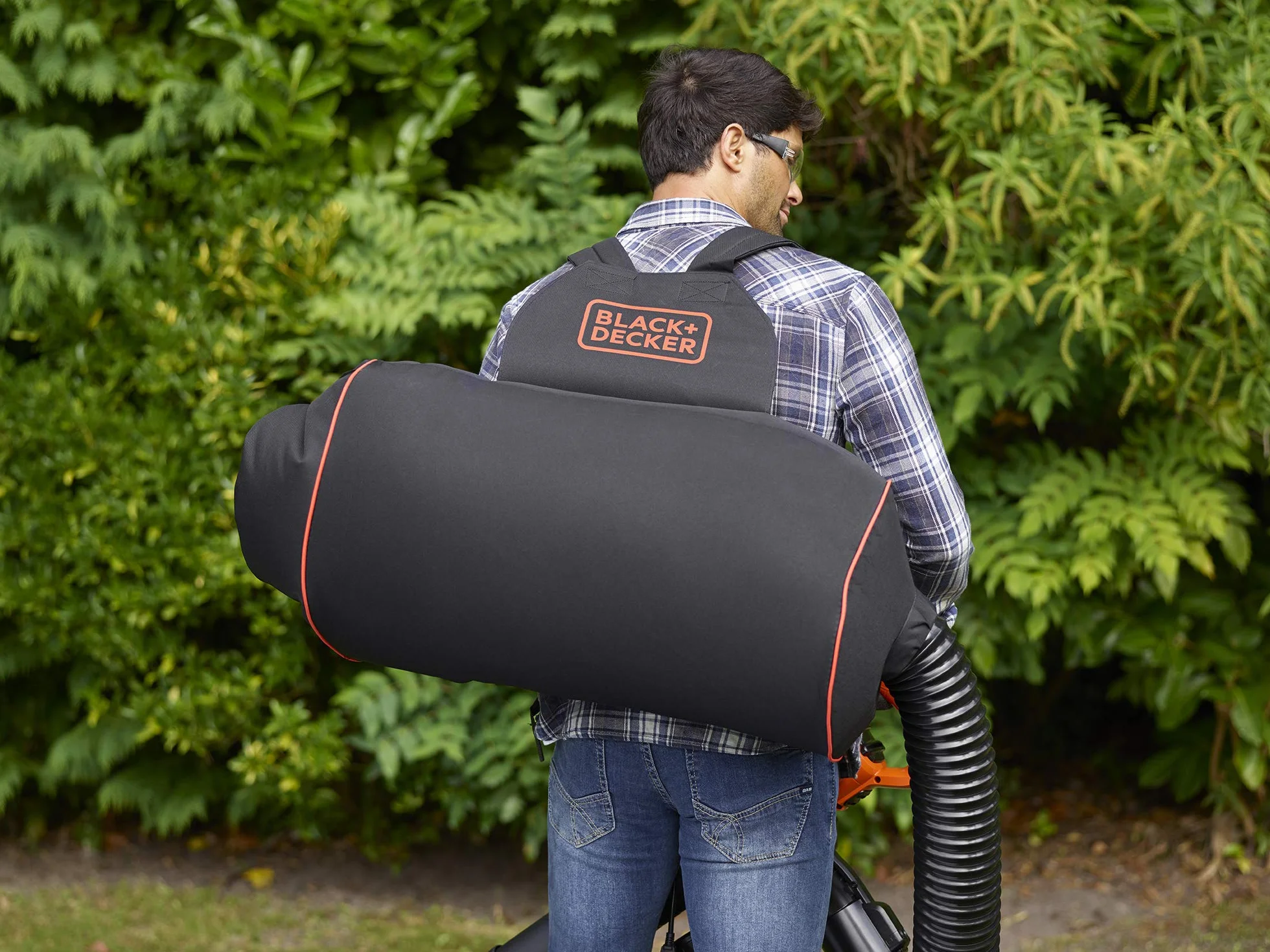 Black & Decker Elektryczny Odkurzacz do Liści 3 W 1, Odkurzacz, Dmuchawa I Rozdrabniacz do Liści, 3000 W, Plecak na Liście o Pojemności 72L oraz Grabie, BEBLV301