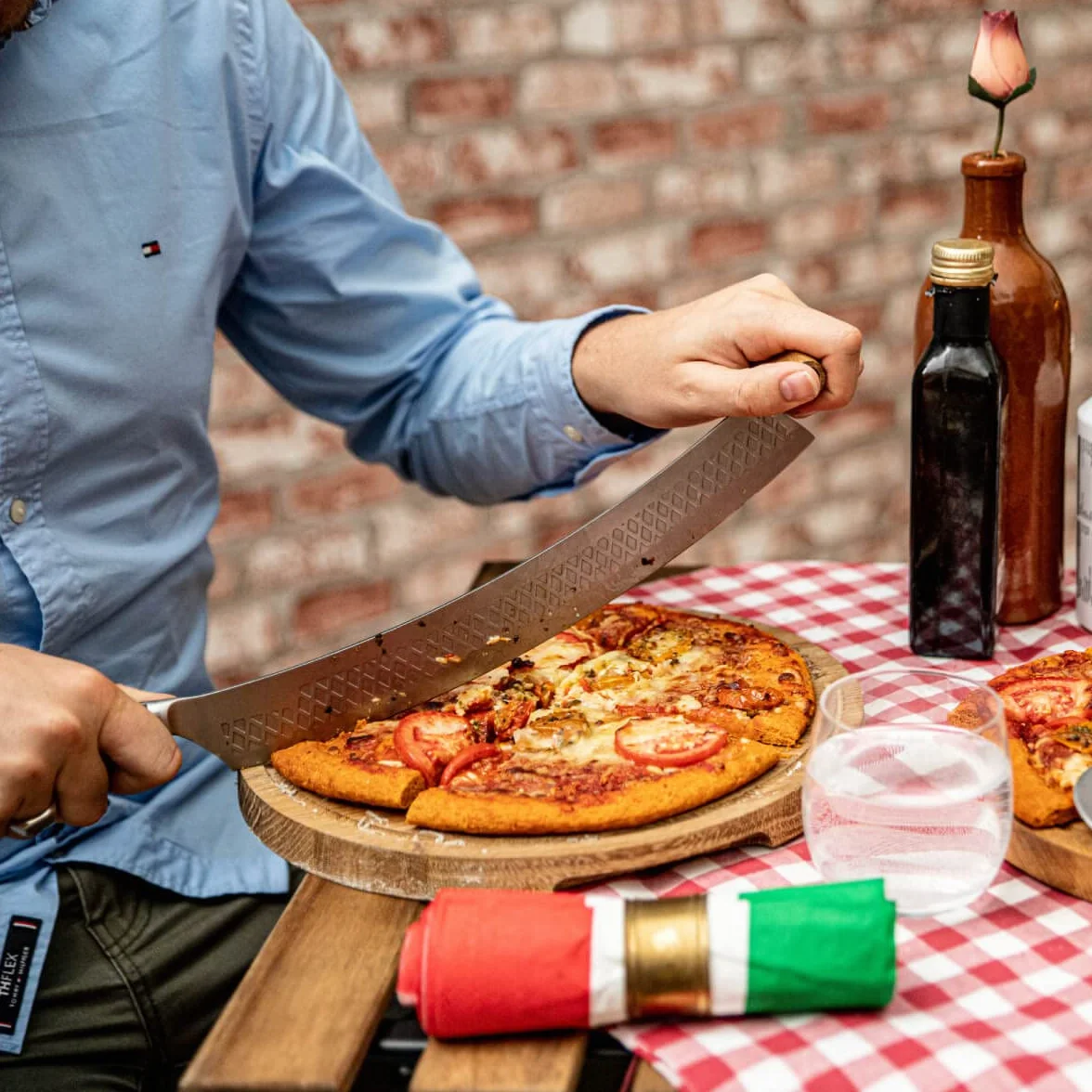 Boska Oslo+ Nóż do pizzy i sera/Powłoka nieprzywierająca BSF™ / Bezpieczne oburęczne użycie/Do pizzy i serów/Stylowy/Drewno dębowe i stal nierdzewna