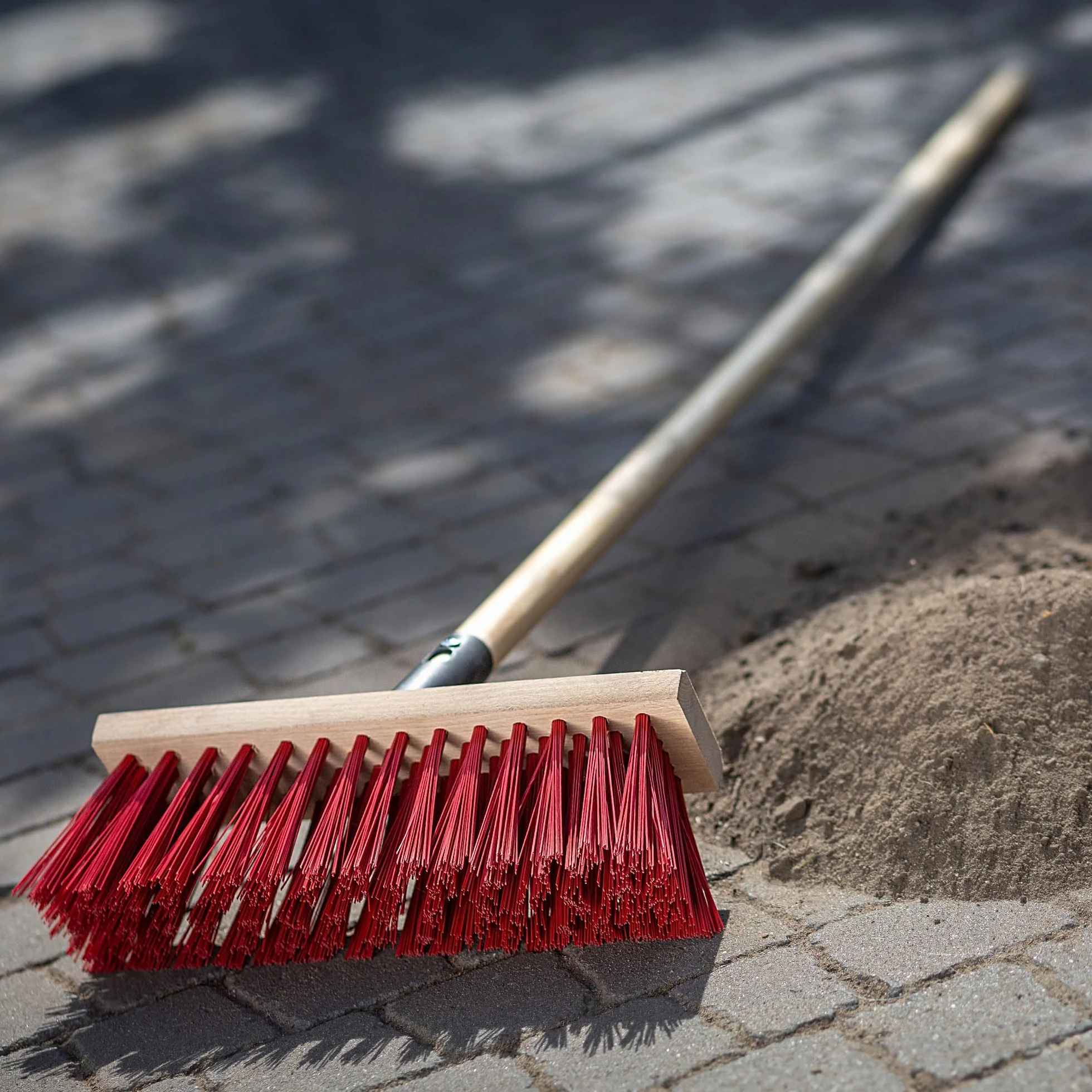 KADAX Miotła uliczna 30 cm, długi drewniany trzonek i metalowy uchwyt, wytrzymałe włosie nylonowe, kolor czerwony, do chodnika i podjazdu, skuteczna na piasek i brud