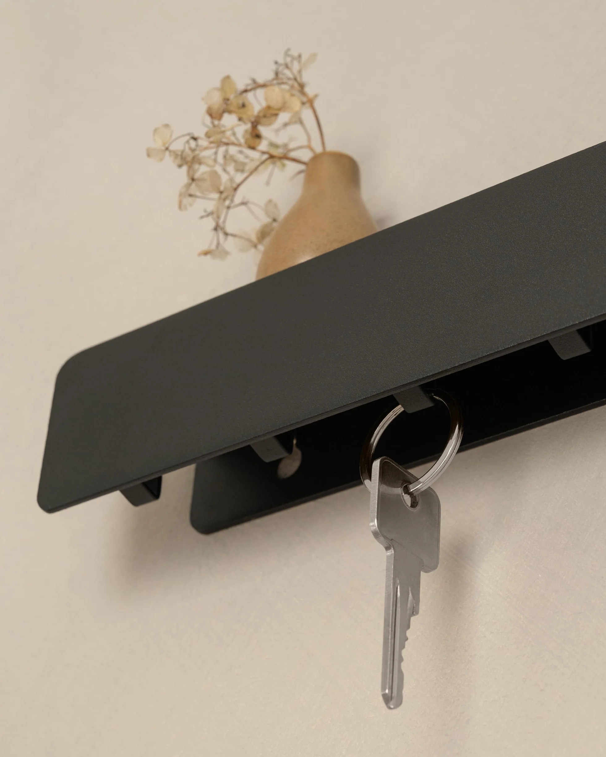 Kazai. Tablica na klucze 'Kian' | Minimalistyczny design haka z Berlina | Nowoczesny metalowy uchwyt z półką | Regał jako mebel do przedpokoju na ścianę | Czarny