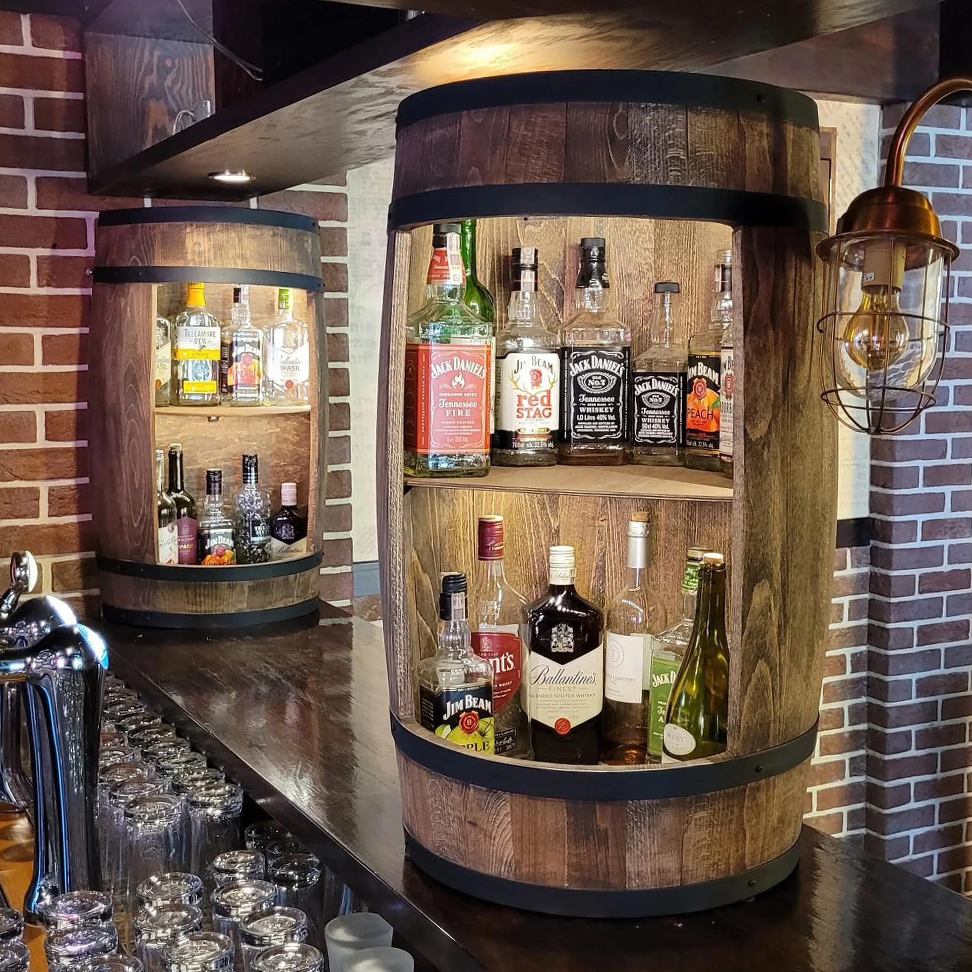 weeco szafka barowa LED Regał na wino, szafka na wino XL Beczka w stylu vintage, dekoracja do salonu Minibar na gin, whisky, piwo Beczka na wino stolik barowy Drewniana beczka na szklanki i butelki.