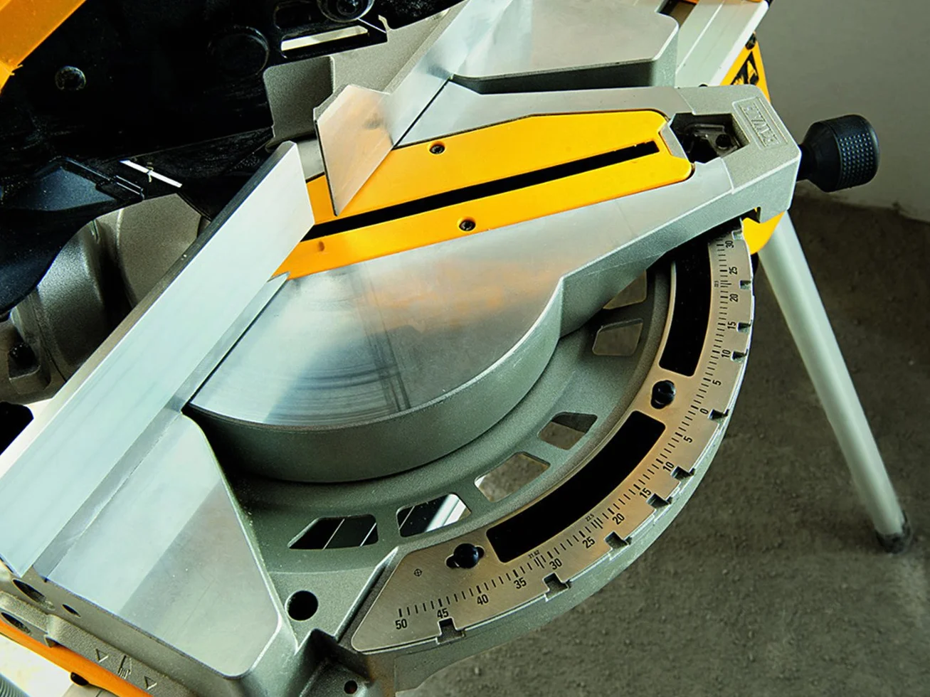 Dewalt Piła Ukośnica, 1600 W, 220 V, Wielokolorowy, ‎66 x 56 x 45 cm; 19.5 kg, 1 Sztuka