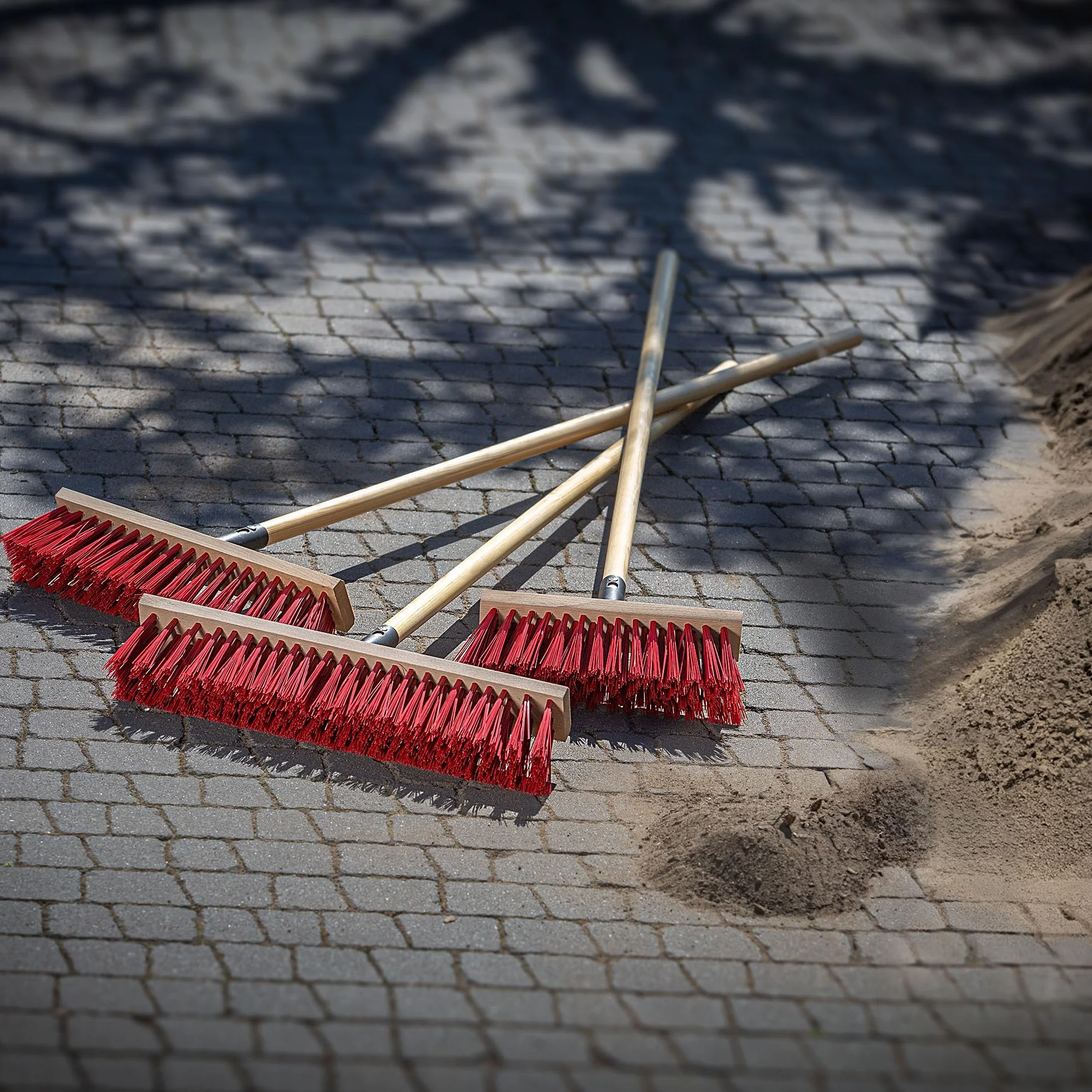 KADAX Miotła uliczna 30 cm, długi drewniany trzonek i metalowy uchwyt, wytrzymałe włosie nylonowe, kolor czerwony, do chodnika i podjazdu, skuteczna na piasek i brud