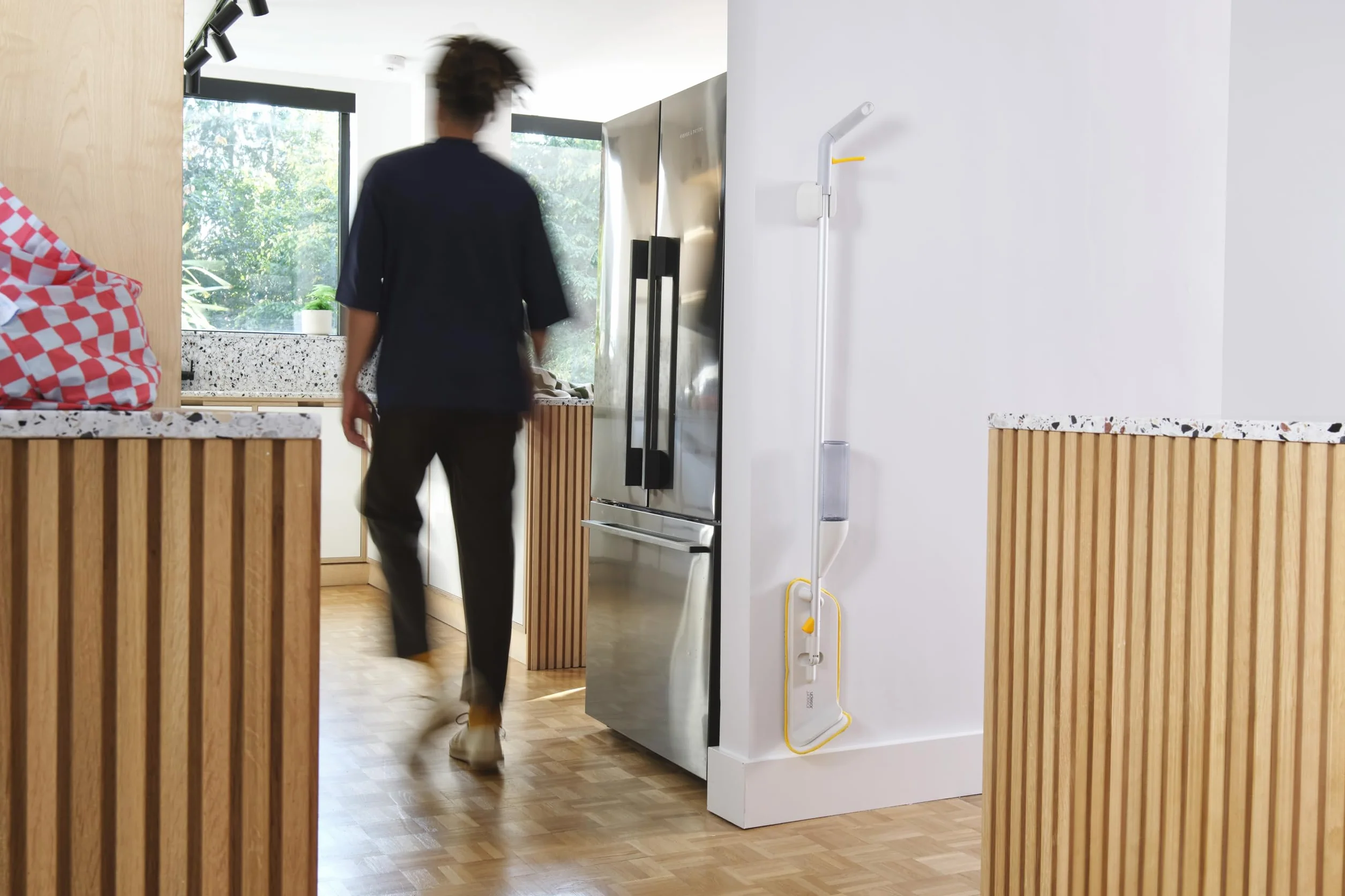Joseph Joseph CleanTech Mop sprayu do czyszczenia podłóg 2w1 z mikrofibrą, butelką napełnianą, łatwy spust, myjka i szorowa