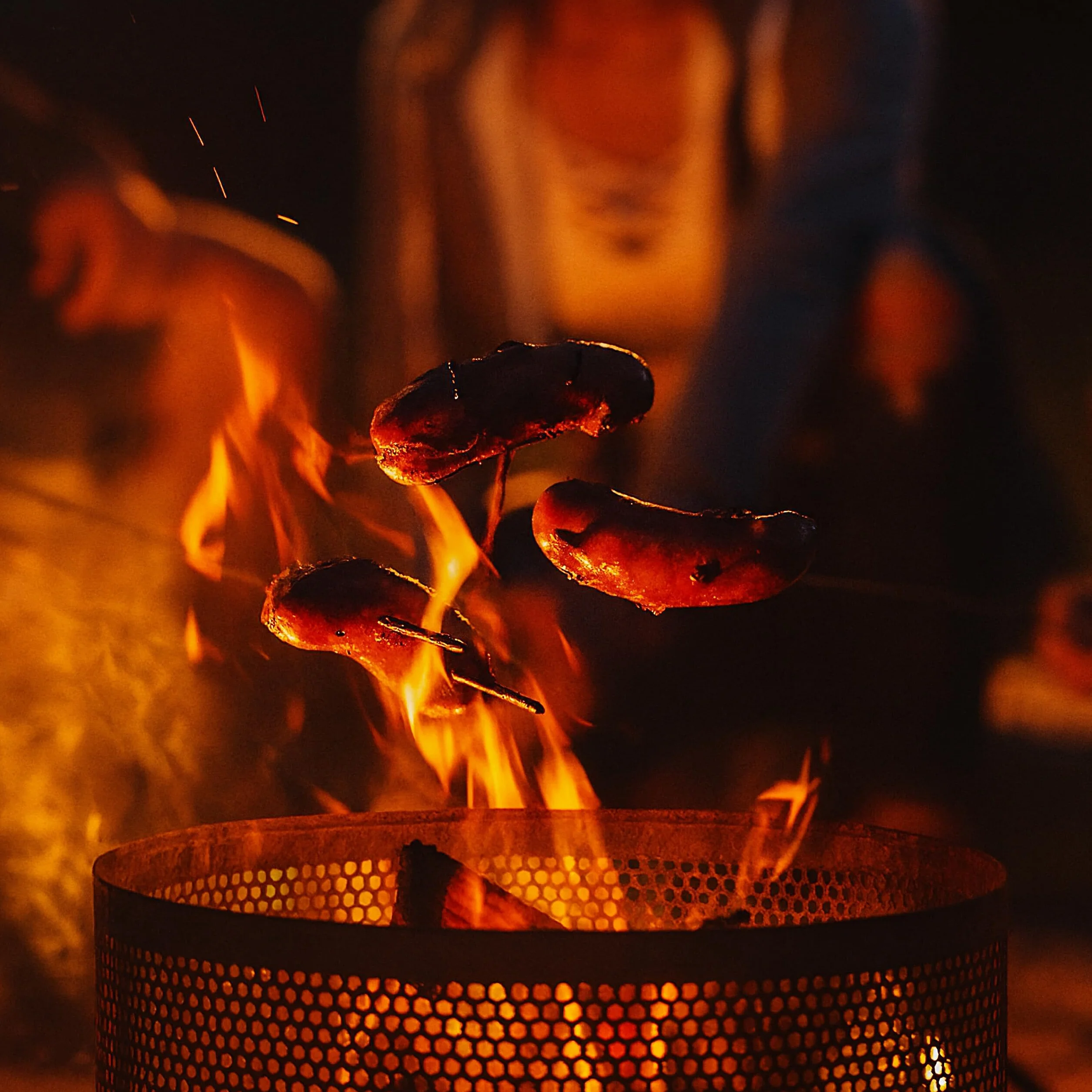 Relaxdays Koszyk paleniskowy, wzór siatkowy, wygląd rdzy, ruszt ogniowy, pogrzebacz, wys. x śr.: 53 x 44 cm, pojemnik ogrodowy, stal nierdzewna, brązowy