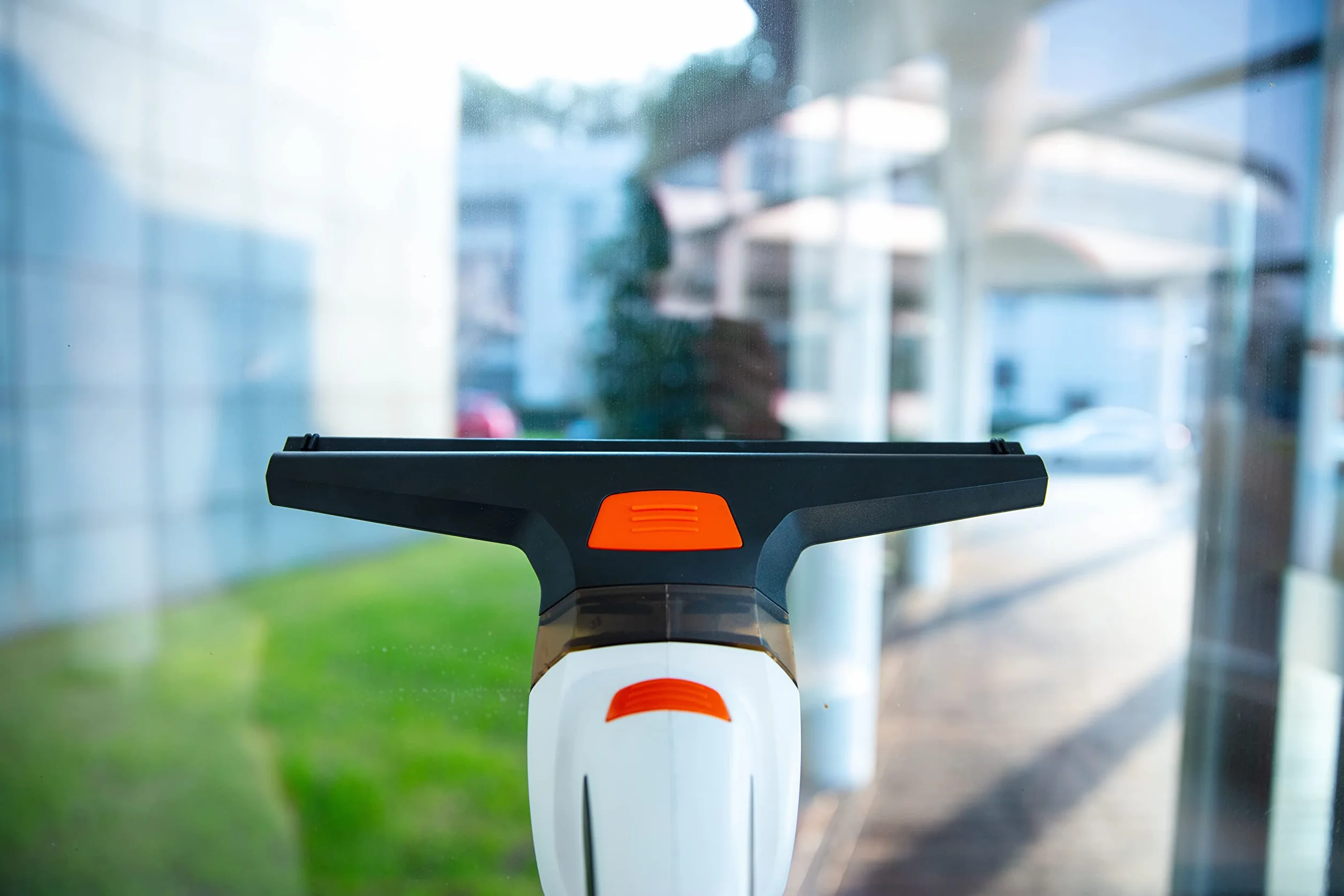 Yard Force Akumulatorowy odkurzacz do okien LW V28 z akumulatorem 4 V/4,0 Ah, zbiornik na brudną wodę 80 ml, szerokość robocza 260 mm, z butelką do detergentu z mopem