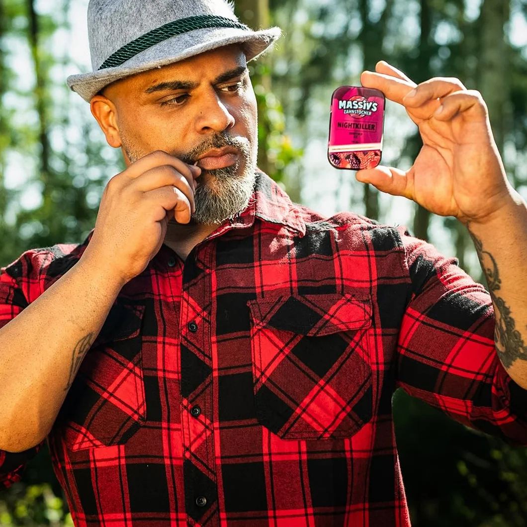 Massiv’s Toothpicks – Smakowe wykałaczki – NIGHTKILLER Berrymix Ice – 100 smakowych wykałaczek – Świeży oddech – Stylowa metalowa puszka – Wegańskie, bez cukru, bez kalorii