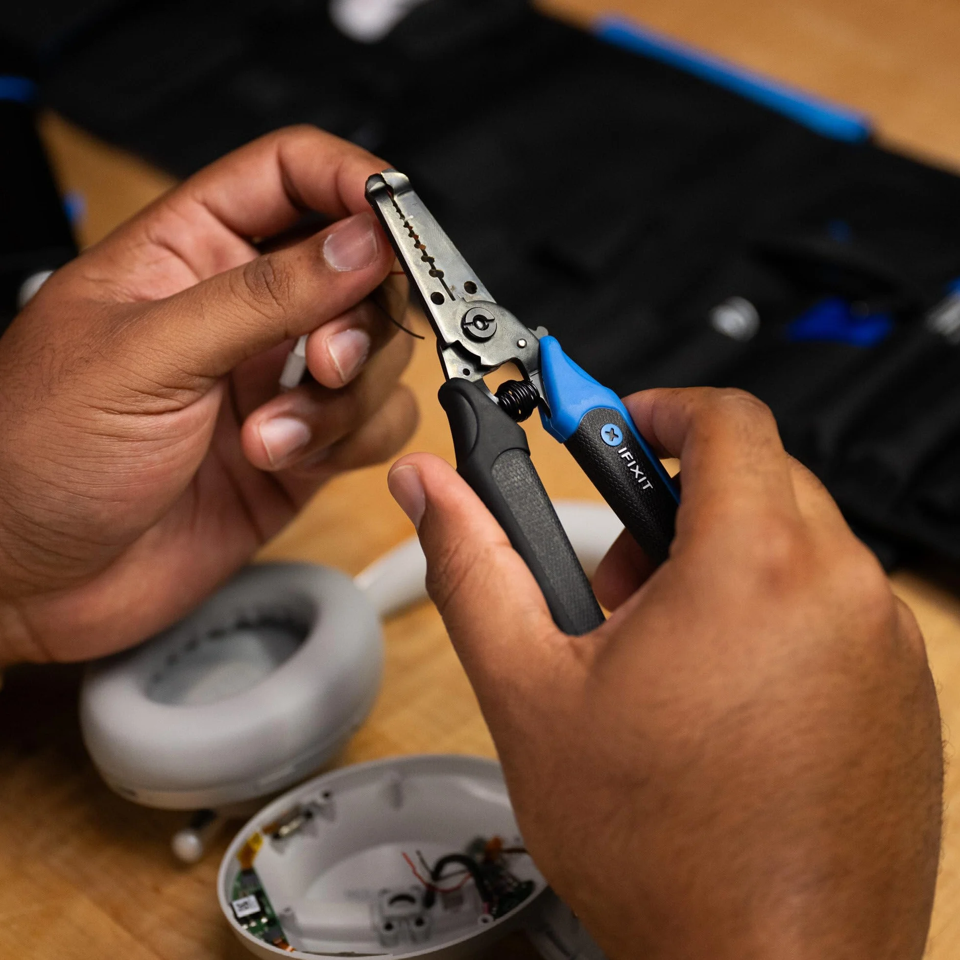 Szczypce do zdejmowania izolacji Mandible iFixit – produkt z ergonomicznym uchwytem i automatycznie otwieranym zatrzaskiem, przeznaczony do naprawy urządzeń elektronicznych
