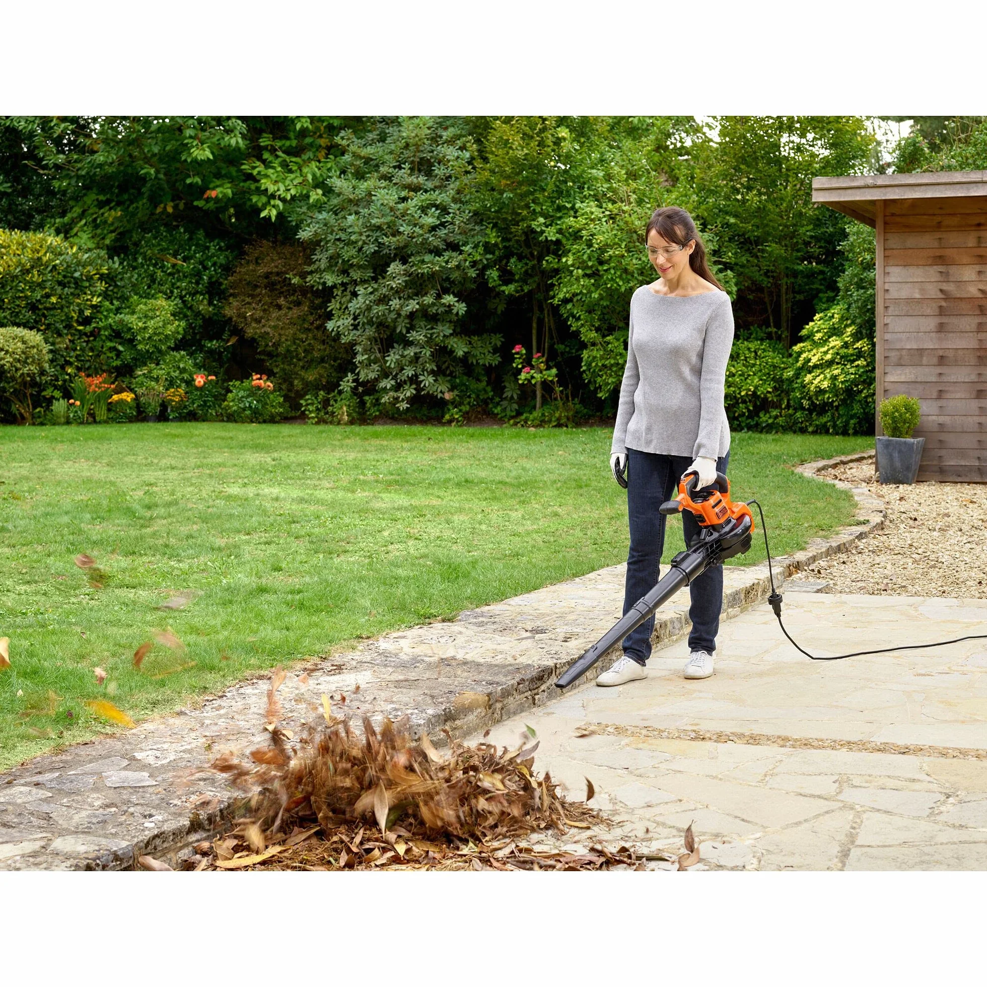 Black & Decker Elektryczny Odkurzacz do Liści 3 W 1, Odkurzacz, Dmuchawa I Rozdrabniacz do Liści, 3000 W, Plecak na Liście o Pojemności 72L oraz Grabie, BEBLV301