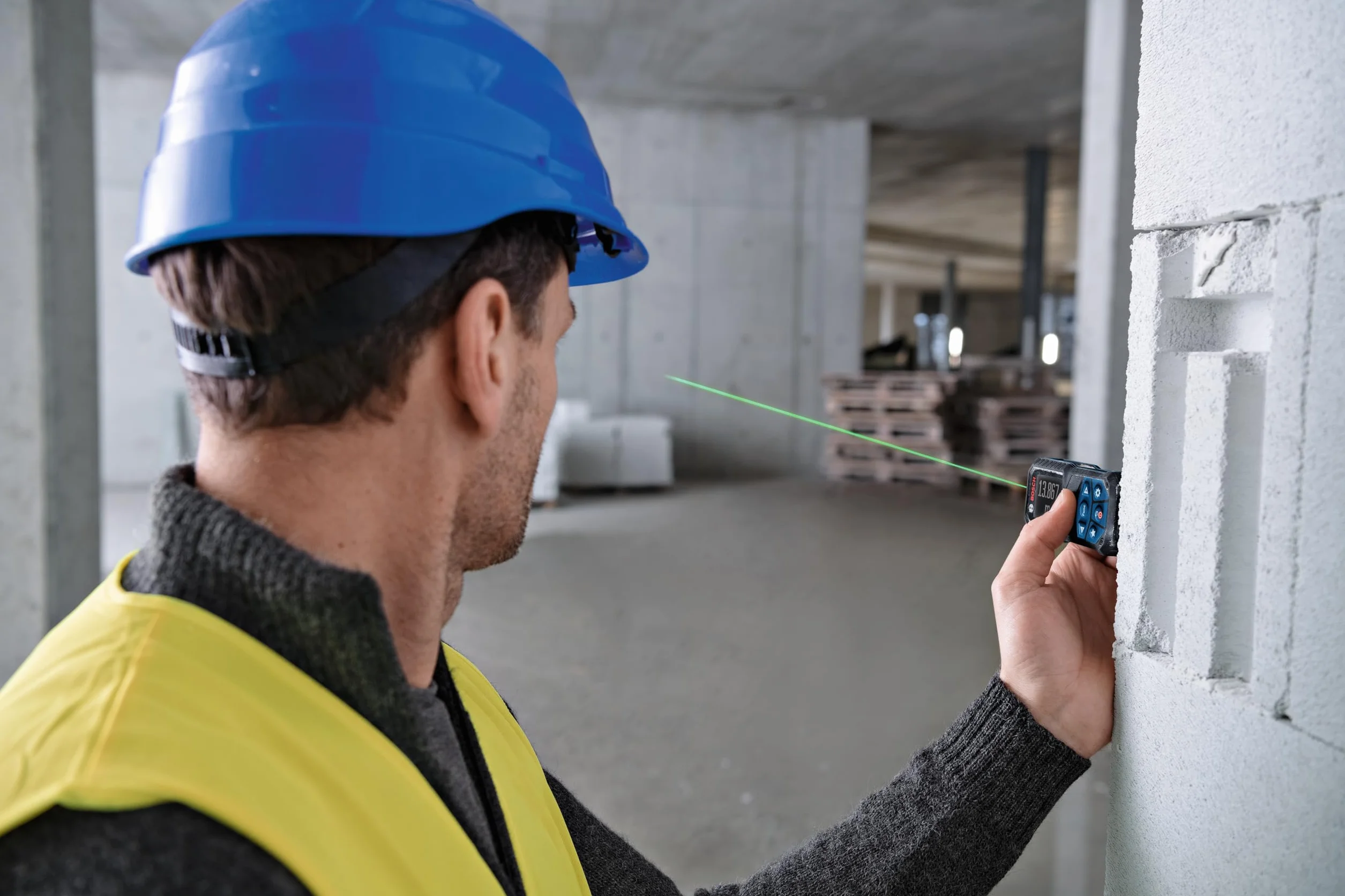 Bosch Professional Dalmierz laserowy GLM 50-23 G (zielona wiązka, czujnik nachylenia, zasięg: do 50 m, wytrzymałość, IP65, dokładność ±1,5 mm*, 2 baterie AA, opaska na rękę, pokrowiec)