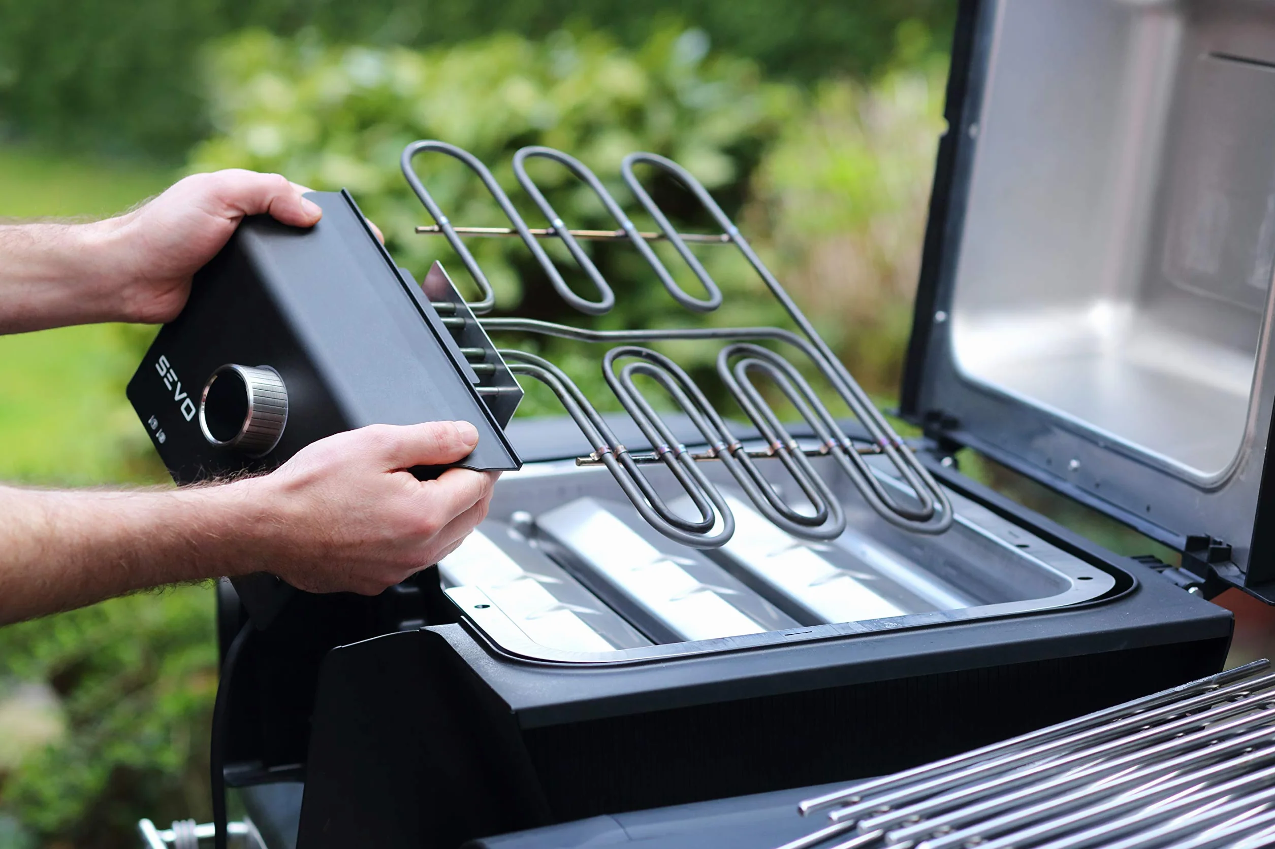 SEVERIN SEVO GT grill elektryczny z pokrywą do wnętrz i na zewnątrz, grill stołowy z szybkim startem do 500°C, grill balkonowy z opcją powolnego gotowania, stal nierdzewna/czarny, PG 8106