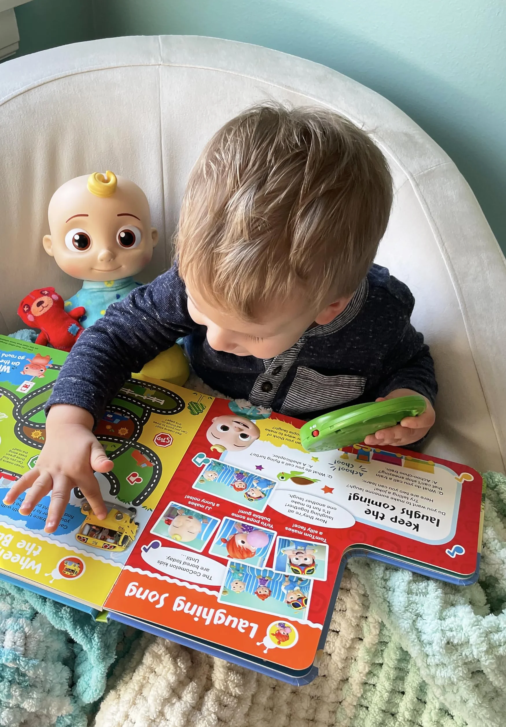 Cocomelon Favorite Sing-Along Songs: Includes Take Along Music Player