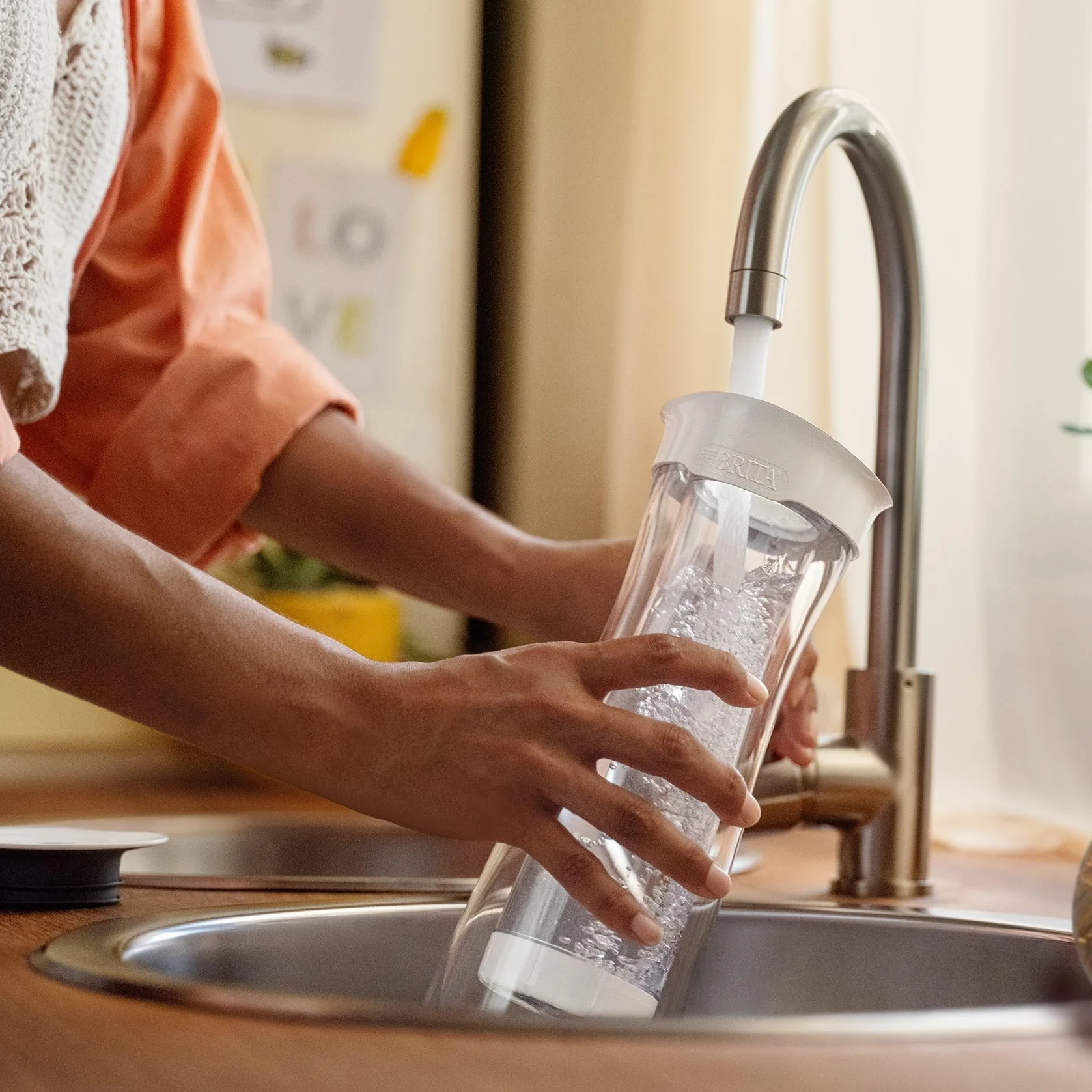 BRITA Karafka filtrująca, biała (1,3 l) z 1 filtrem MicroDisc: redukuje PFAS, chlor, mikrocząsteczki i inne zanieczyszczenia