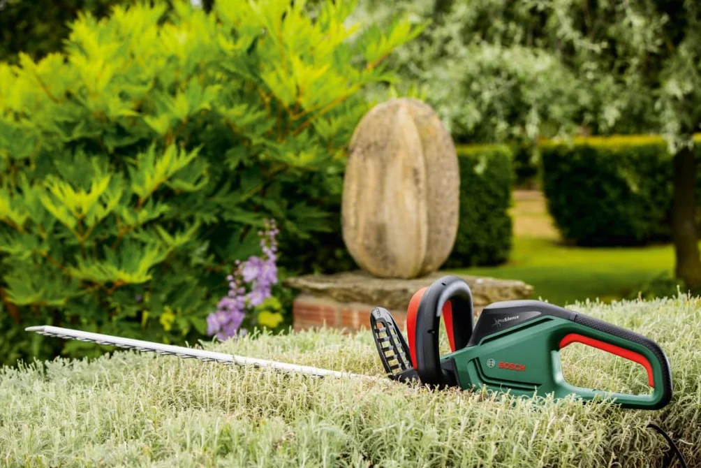 Bosch Home and Garden UniversalHedgeCut 60 Sekator (480 W, długość listwy tnącej: 60 cm, do średnich żywopłotów, odstęp pomiędzy nożami: 30 mm, opakowanie kartonowe)