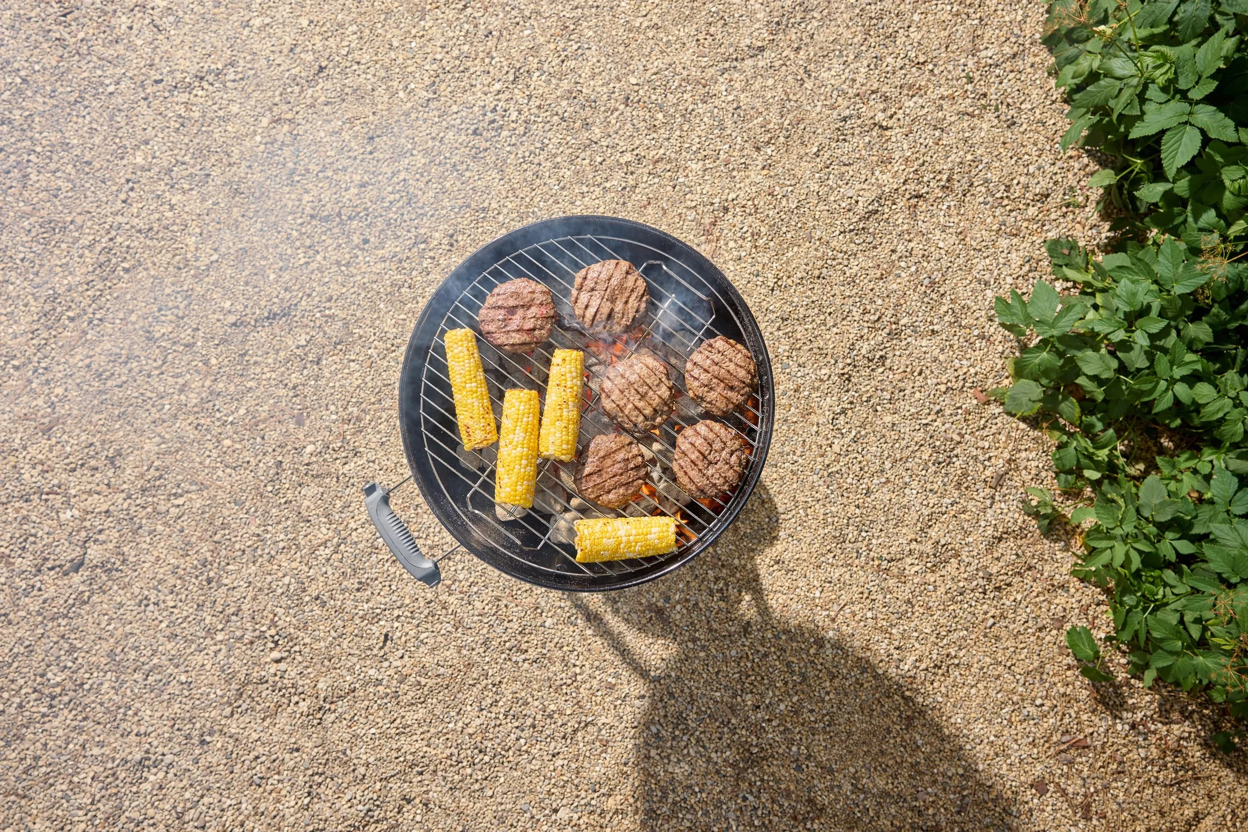 Weber Grill Węglowy Weber Original Kettle, Pokrywa i Misa Pokryte Emalią Porcelanową, Powierzchnia Grillowania 47cm, System Czyszczenia One-Touch, Termometr w Pokrywie, Stojak Trójnożny, Kółka, Czarny