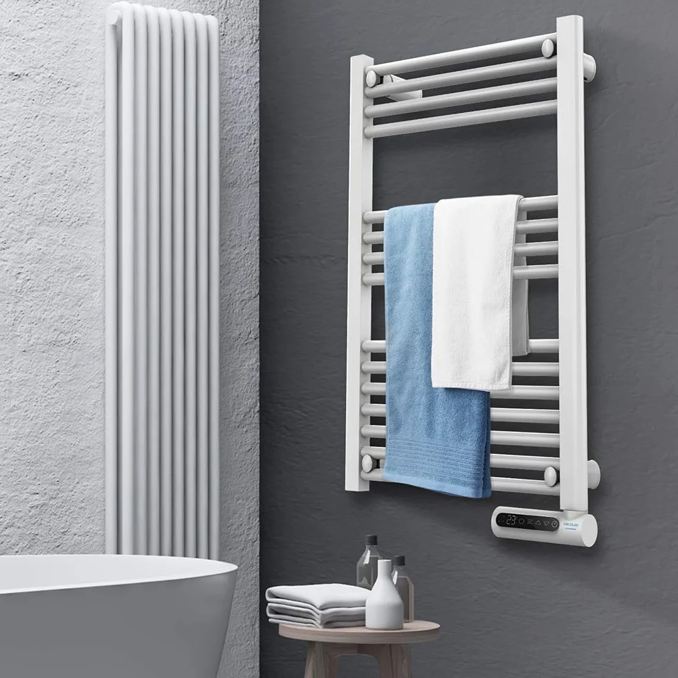Cecotec Elektryczny wieszak na ręczniki Elektryczny wieszak na ręczniki ReadyWarm 9100 Smart Towel White w płynie o mocy 500 W, z ekranem LED i sterowaniem dotykowym.