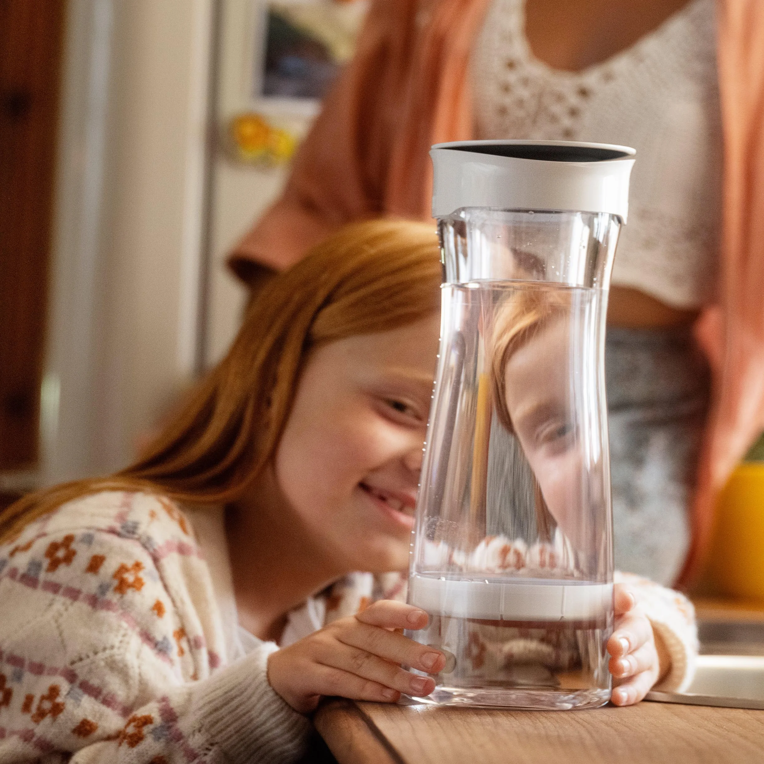 BRITA Karafka filtrująca, biała (1,3 l) z 1 filtrem MicroDisc: redukuje PFAS, chlor, mikrocząsteczki i inne zanieczyszczenia