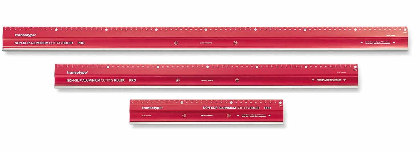 Linijka do cięcia PRO z aluminium w kolorze jaskrawoczerwonym, długość 30 cm, antypoślizgowa, wytrzymała, ze stalowym ostrzem i profilem aluminiowym 50 mm