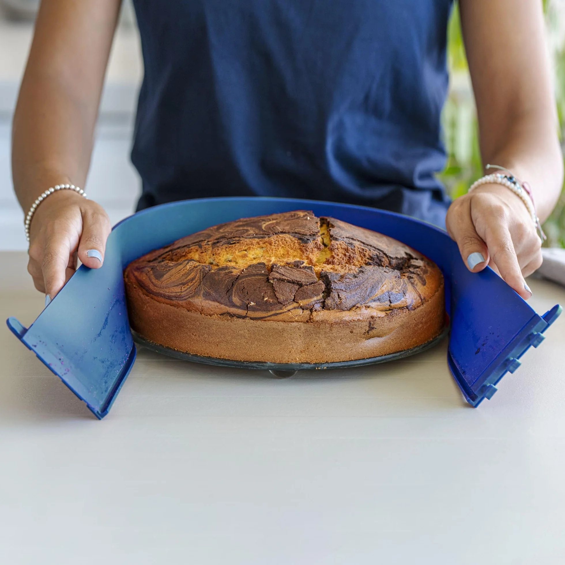coox Tortownica ze szklanym talerzem do serwowania i szklanymi nóżkami Ø 26 cm w kolorze niebieskim – perfekcyjne pieczenie i serwowanie w jednym!