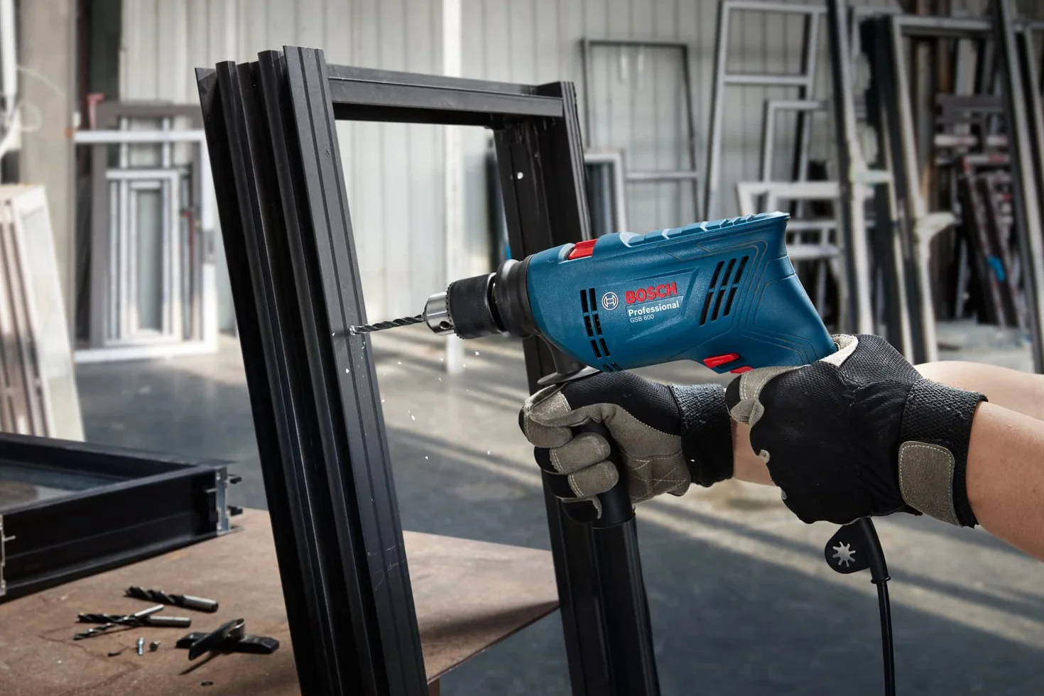 Bosch Professional: wiertarka udarowa GSB 600 (silnik 600 W, rękojeść dodatkowa, 100-częściowy zestaw osprzętu, walizka)