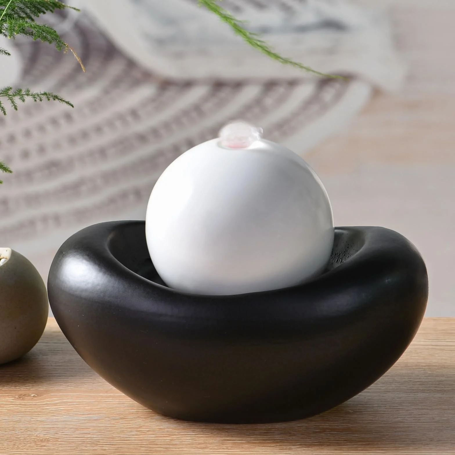 Fontanna do wnętrz ceramiczna współczesny styl kolorowe światło, cicha pompa, dekoracja medytacyjna, dekoracyjna fontanna stołowa, pomysł na prezent premium, wys. 19 x 15 x 21 cm - Beye Zen'Light