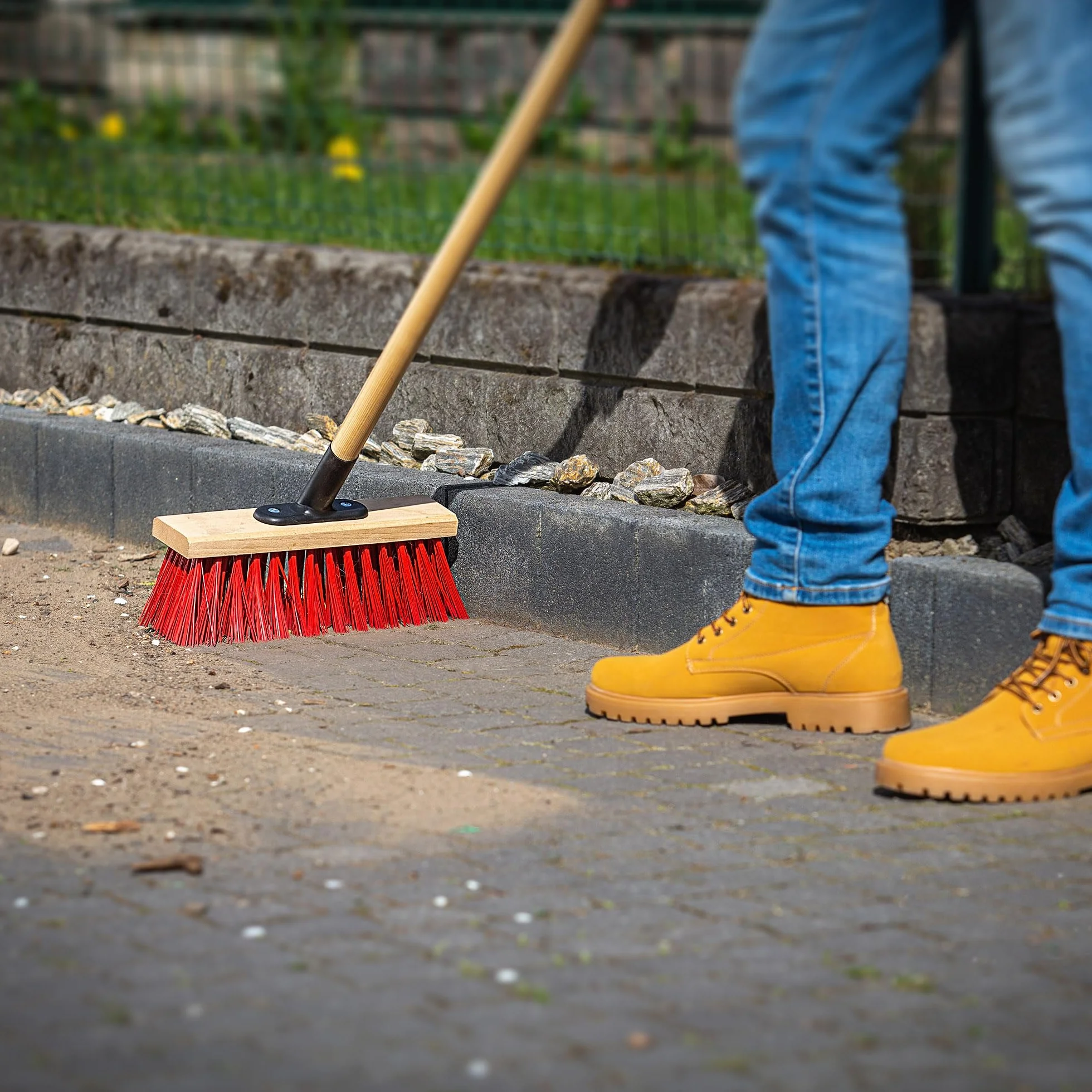 KADAX Miotła uliczna 30 cm, długi drewniany trzonek i metalowy uchwyt, wytrzymałe włosie nylonowe, kolor czerwony, do chodnika i podjazdu, skuteczna na piasek i brud