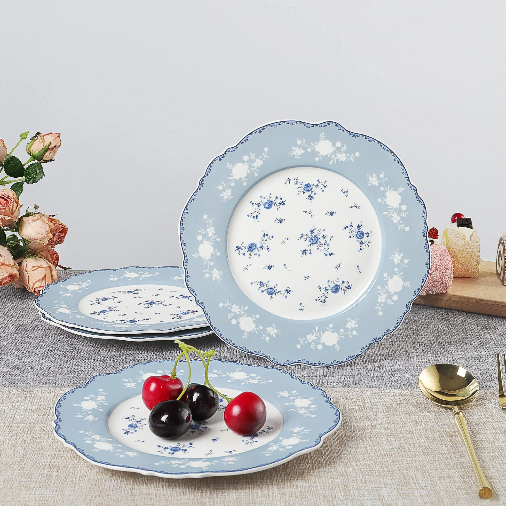 fanquare Zestaw 4 porcelanowych talerzy deserowych, 20,8 cm, małe talerze ceramiczne, niebieskie kwiaty, zestaw naczyń ze złotym brzegiem