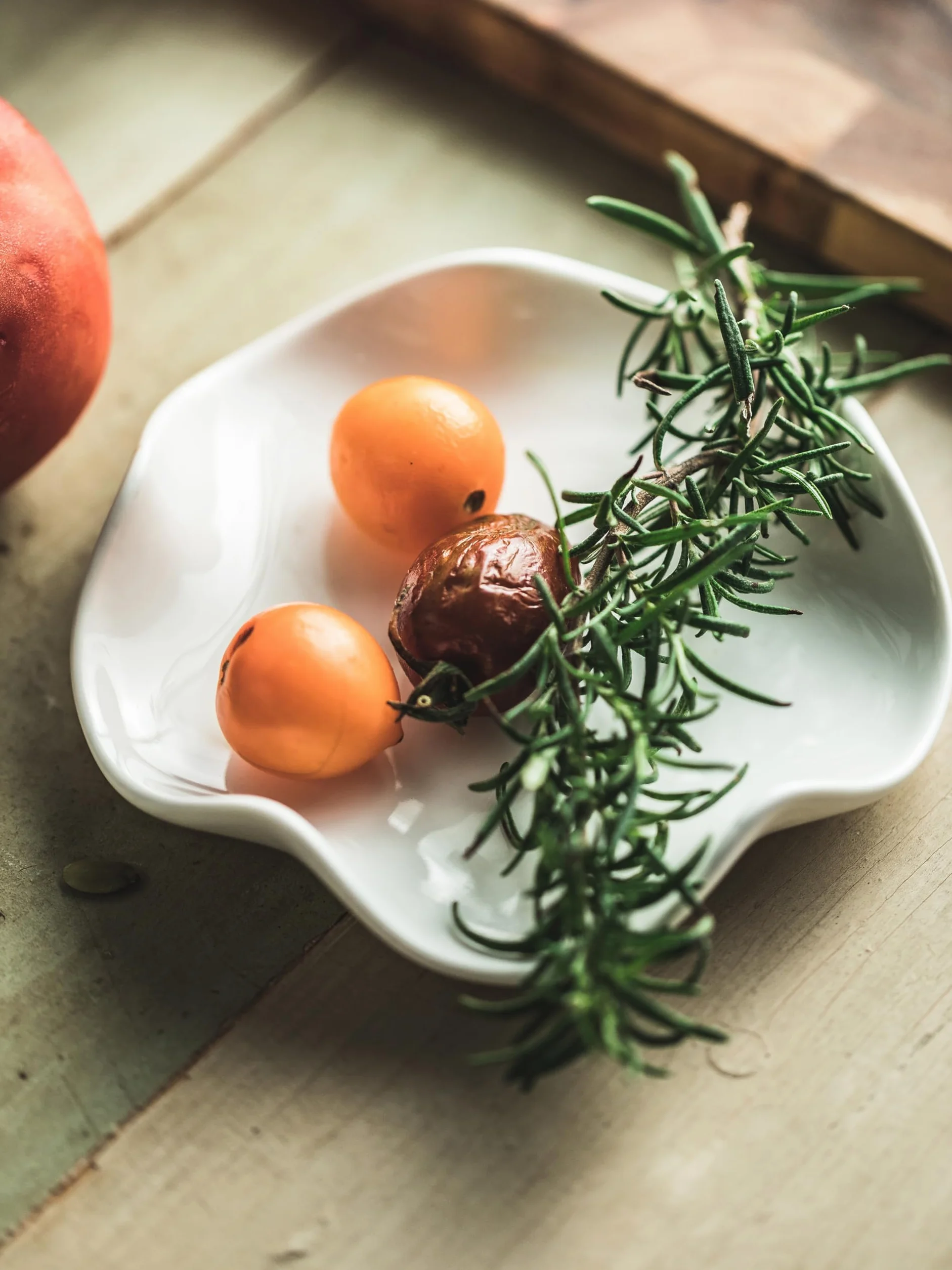Ceramiczna półka na łyżki, do kuchni, półka na kuchenkę i blat kuchenny, uchwyt na łyżkę do gotowania, szczypce lub łyżeczkę, można umieścić łyżeczkę, uchwyt na łyżeczki do kawy lub szczypce (biała