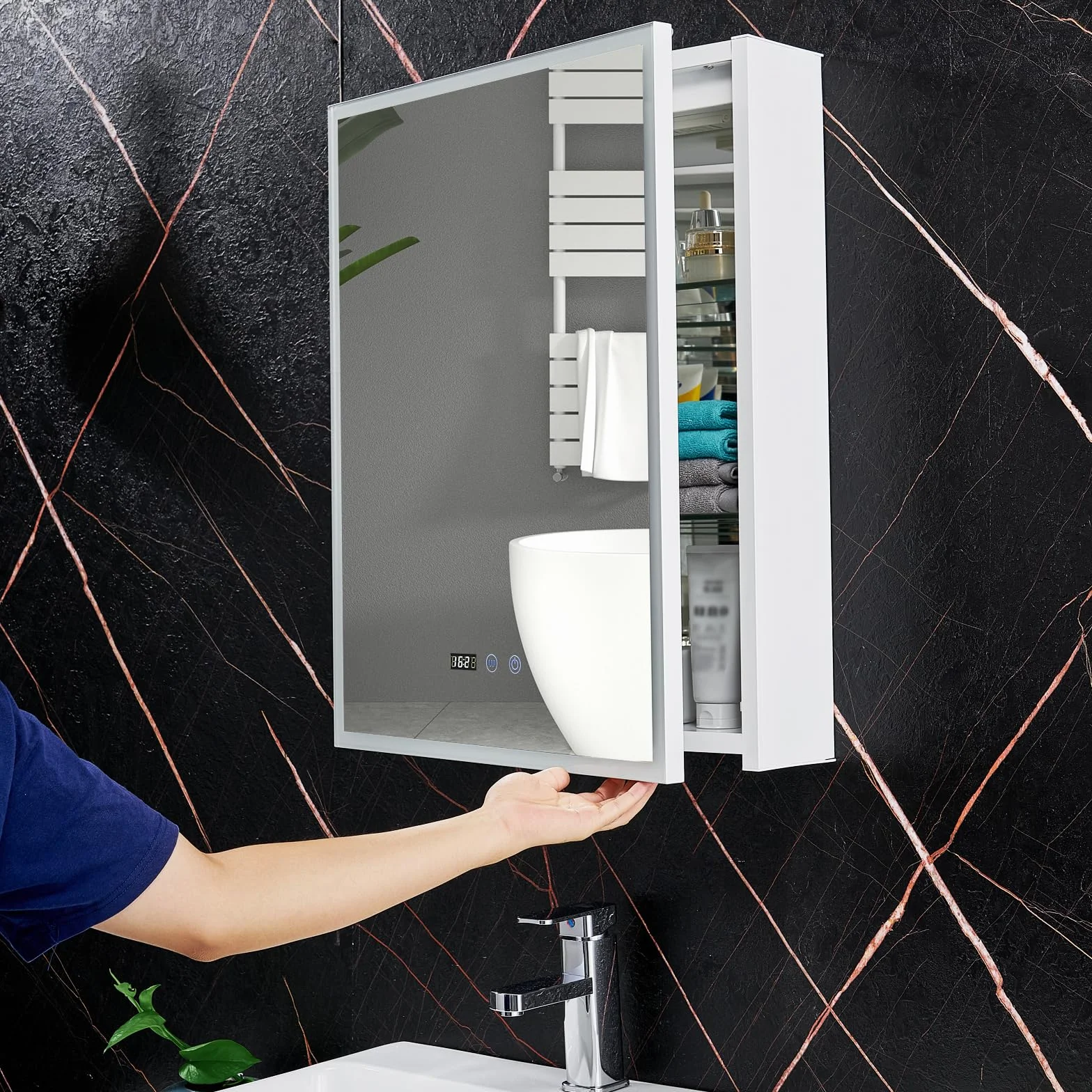 Szafka łazienkowa z lustrem z oświetleniem LED i gniazdem golarki 500 x 650 mm, biała szafka ścienna z cyfrowym zegarem i wyświetlaczem temperatury, aluminiowe ramy