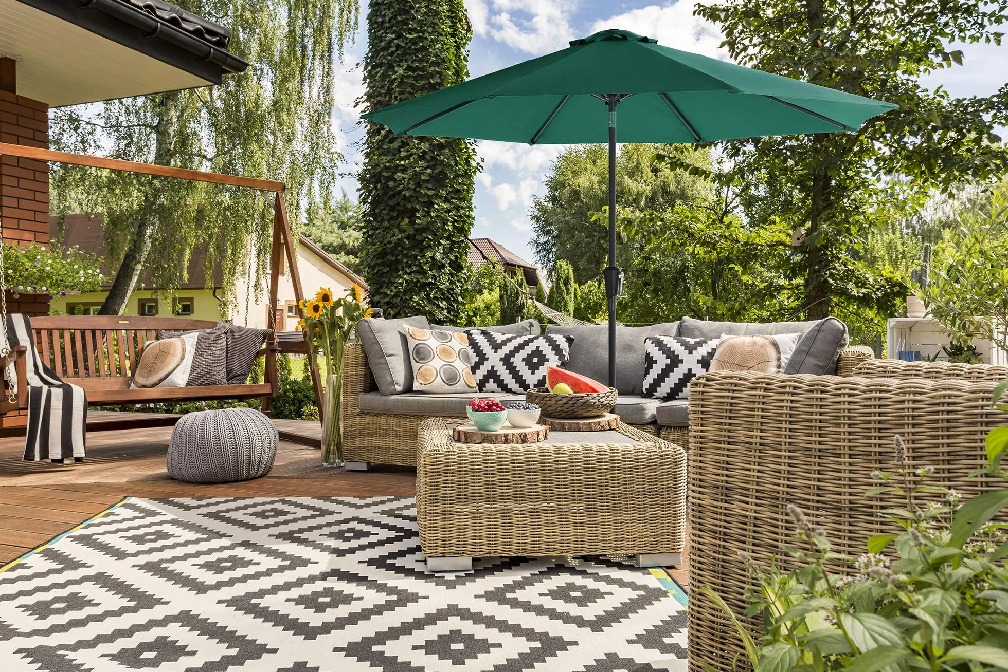 SONGMICS Parasol, Ø 300 cm, parasol ogrodowy, parasol rynkowy, ochrona UV do UPF 50+, parasol ogrodowy, ochrona przeciwsłoneczna, z korbką, bez stojaka, ogród, balkon, taras, ciemnozielony GPU30GN