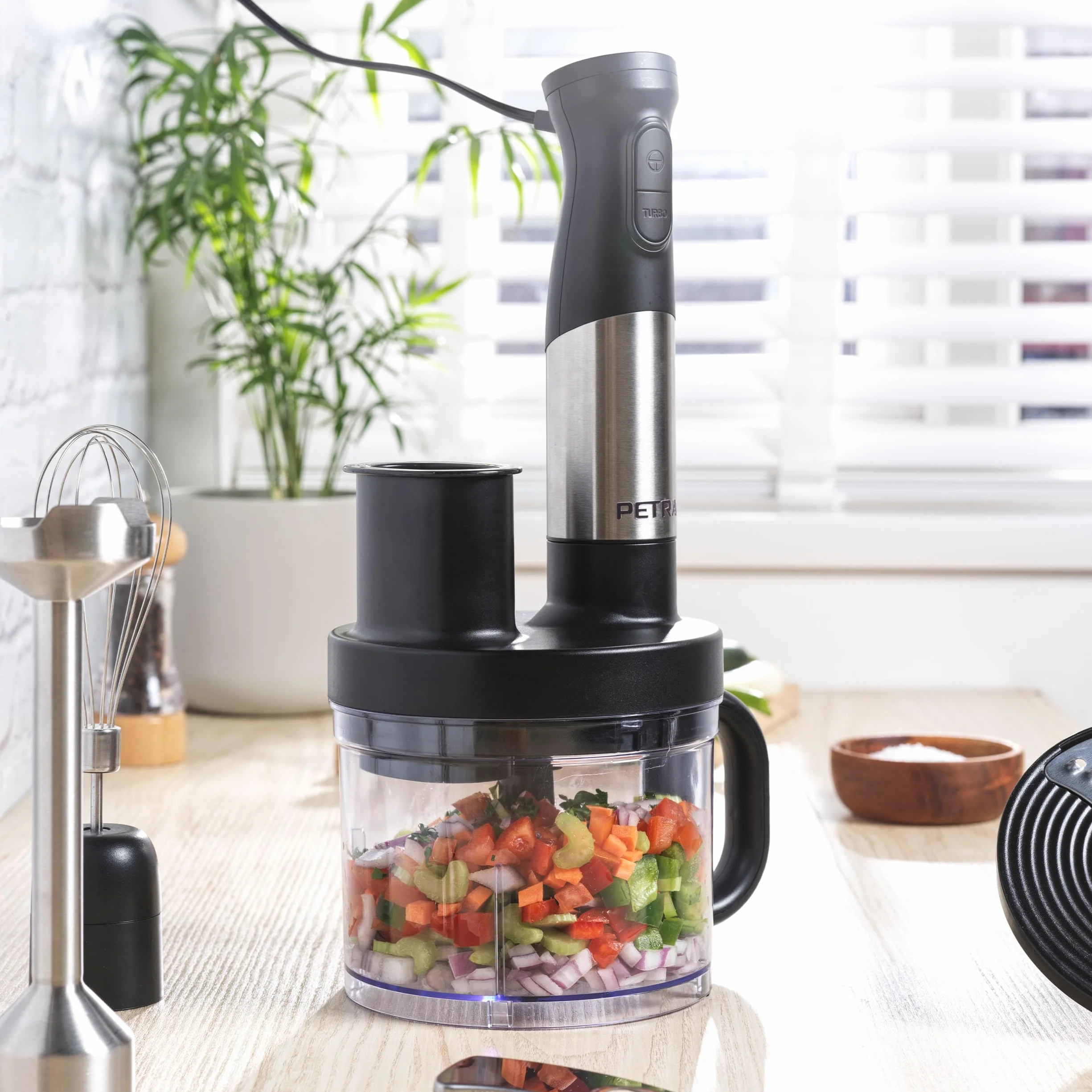 Petra PT5877VDE Blender 5-w-1 Kompaktowy Rozdrabniacz, Blender Zanurzeniowy, Ubijaj, Blenduj, Siekaj, Krój i Szatkuj, Miska 1,2 L bez Bisfenolu A, 2 Prędkości, Ostrza ze Stali Nierdzewnej