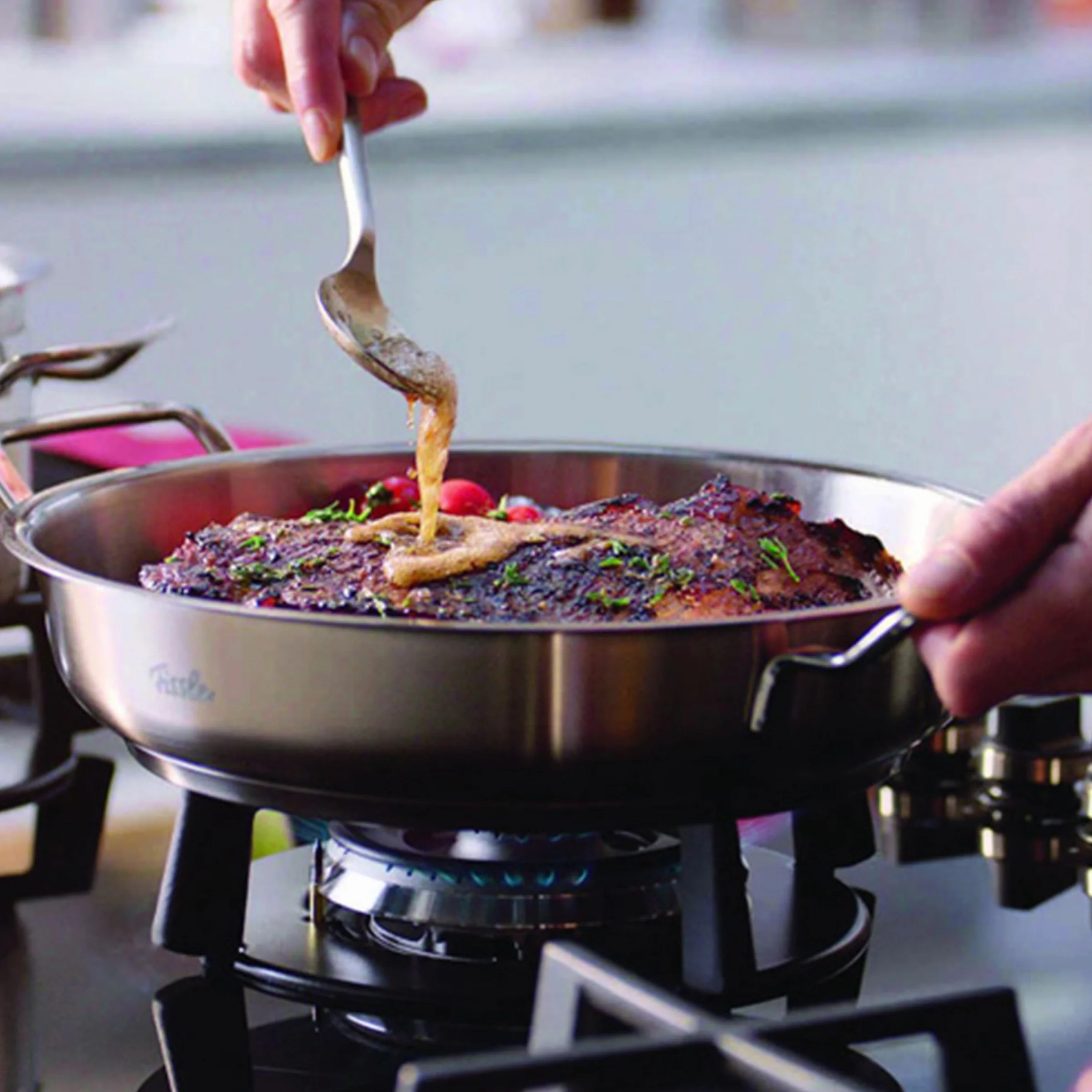 Fissler Original Profi Collection/patelnia do serwowania ze stali nierdzewnej okrągła (2 l, Ø 24 cm) powierzchnia do smażenia, skala wewnętrzna – indukcyjna