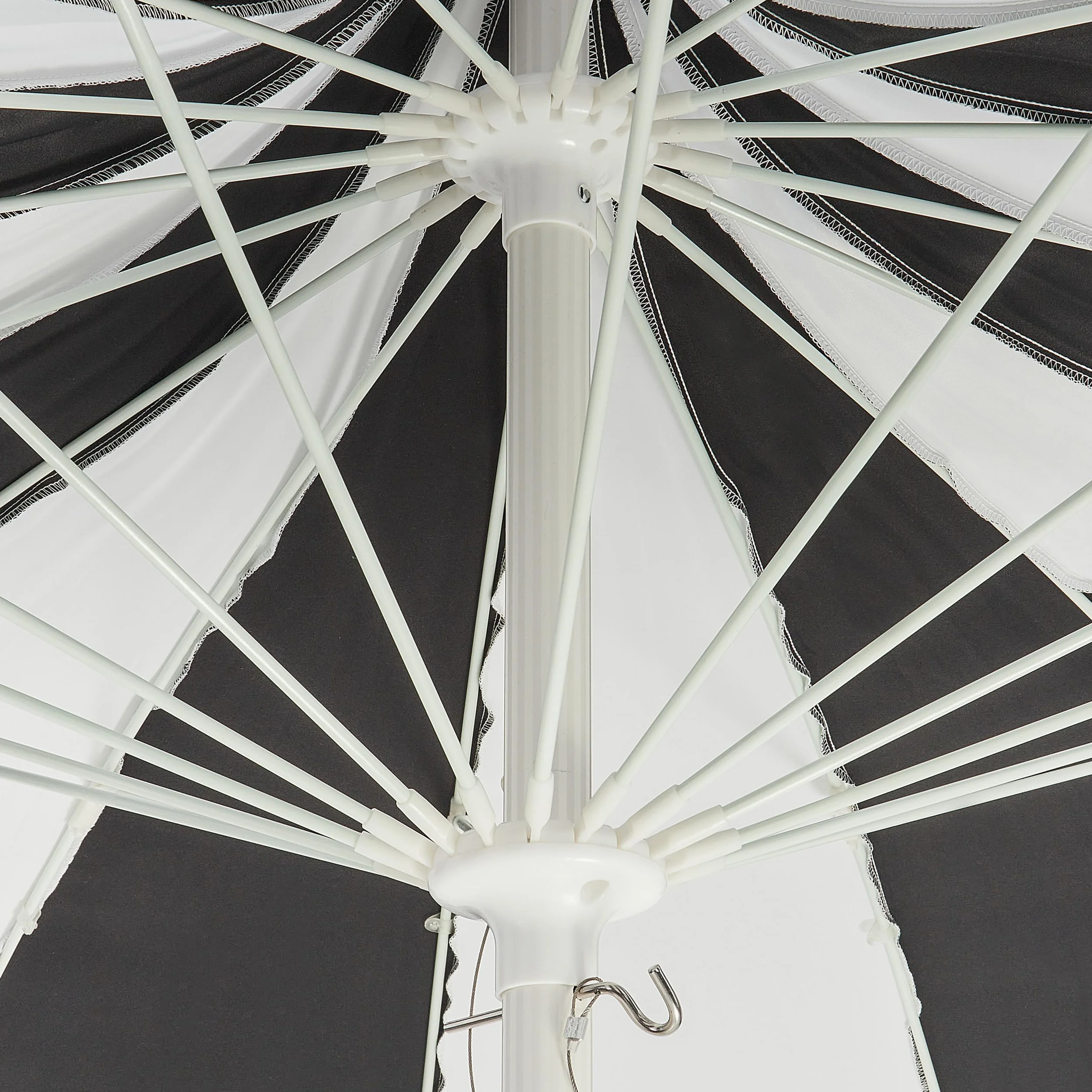 Stylowy parasol ogrodowy ⌀ 245 cm biała rura z aluminium czarno-biały materiał poliestrowy Minoa