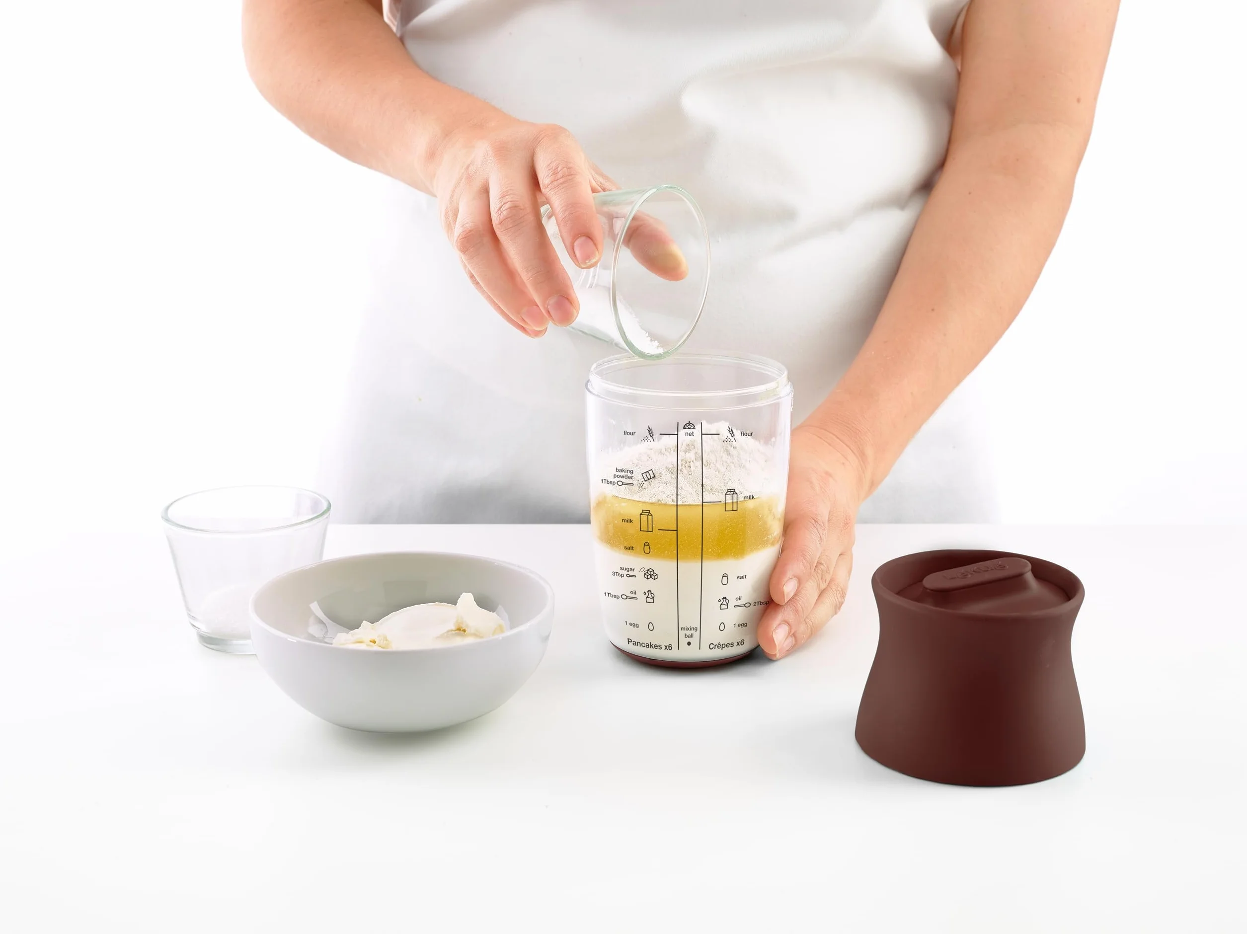 Lékué Shaker do ciast 500 ml brązowy