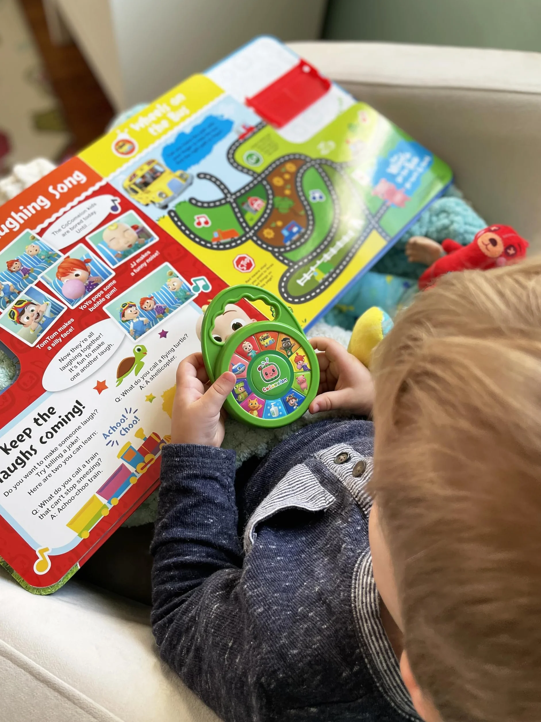 Cocomelon Favorite Sing-Along Songs: Includes Take Along Music Player